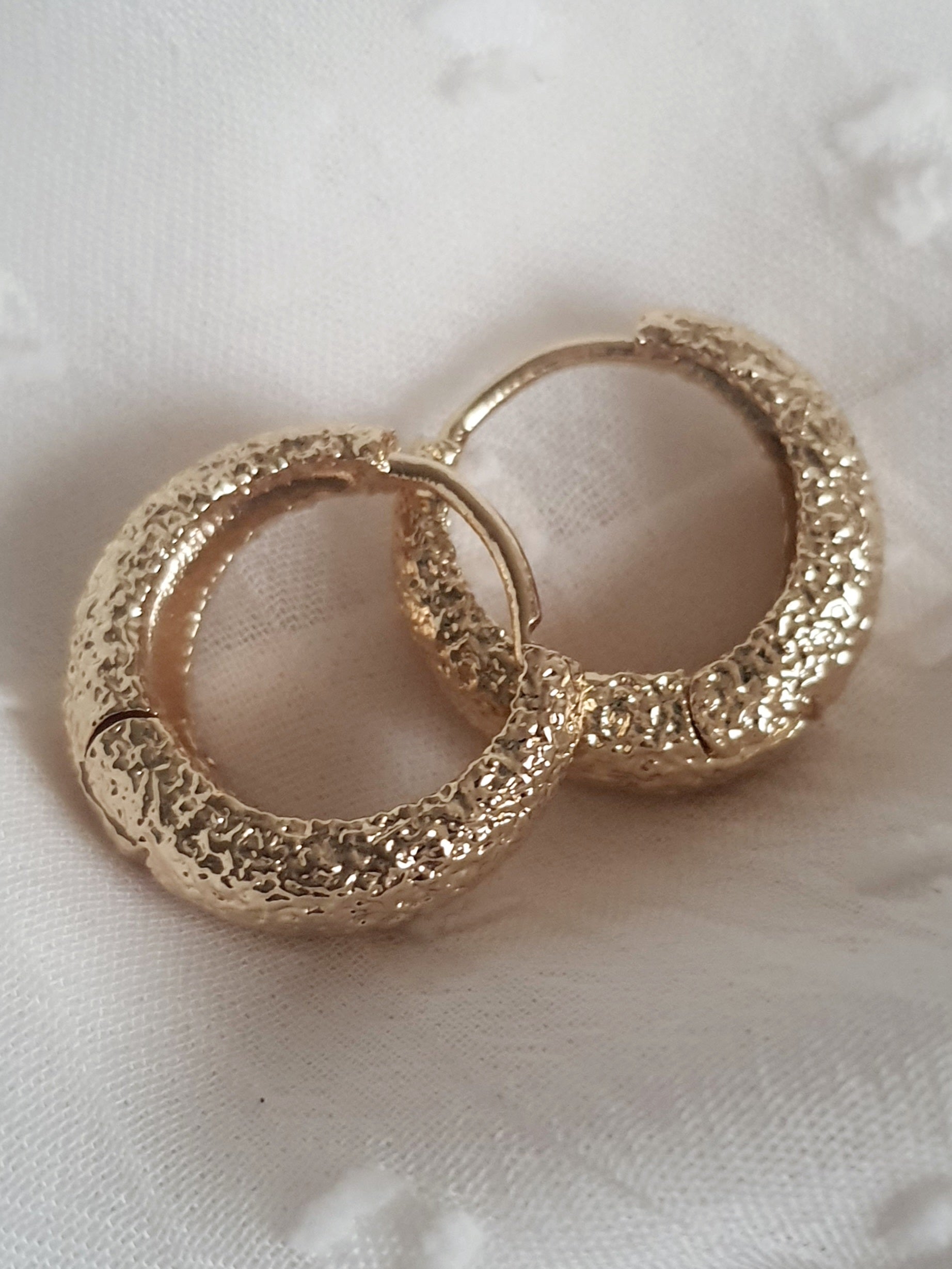 Kolczyki damskie ze stali nierdzewnej, średnica 1,5 cm, złote, o powierzchni młotkowanej, minimalistyczne i eleganckie, Rouge Bizu.