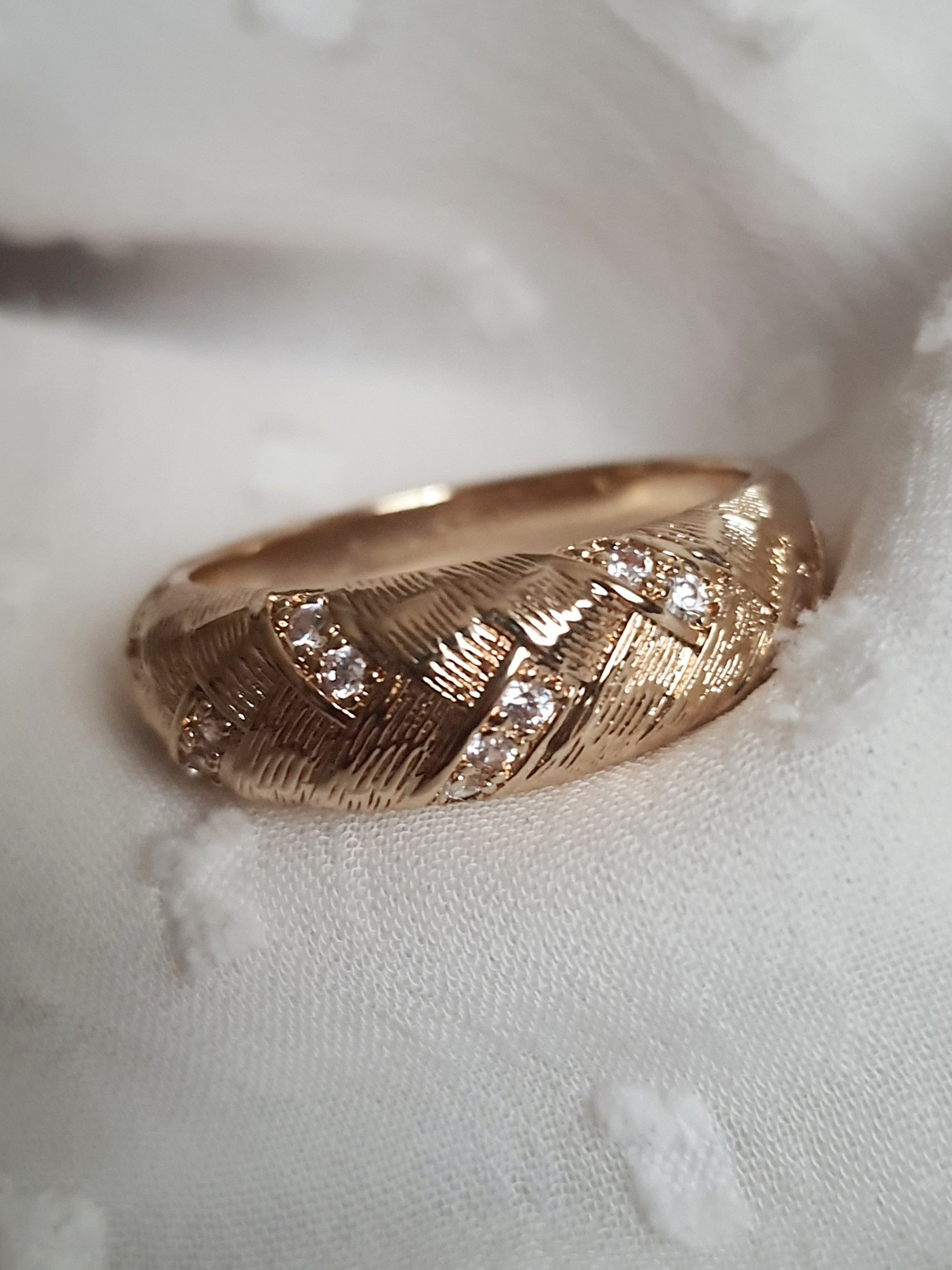 Pierścionek damski ze stali nierdzewnej, rozmiar 19 mm, złoty, fakturowana powierzchnia przypominająca liść z wkomponowanymi cyrkoniami, styl retro glamour, Rouge Bizu.