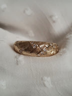 Pierścionek damski ze stali nierdzewnej, rozmiar 19 mm, złoty, fakturowana powierzchnia przypominająca liść z wkomponowanymi cyrkoniami, styl retro glamour, Rouge Bizu.