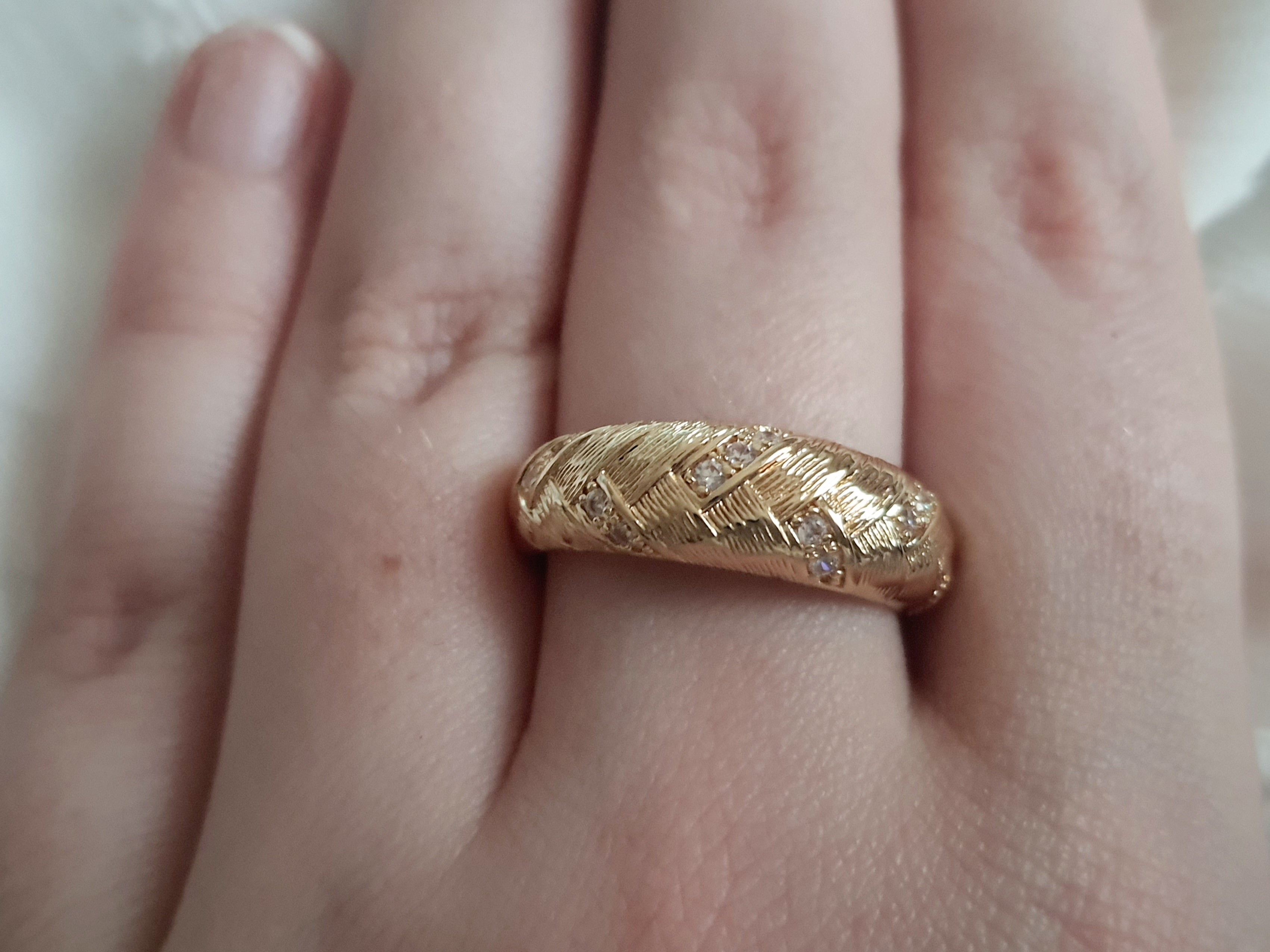 Pierścionek damski ze stali nierdzewnej, rozmiar 19 mm, złoty, fakturowana powierzchnia przypominająca liść z wkomponowanymi cyrkoniami, styl retro glamour, Rouge Bizu.