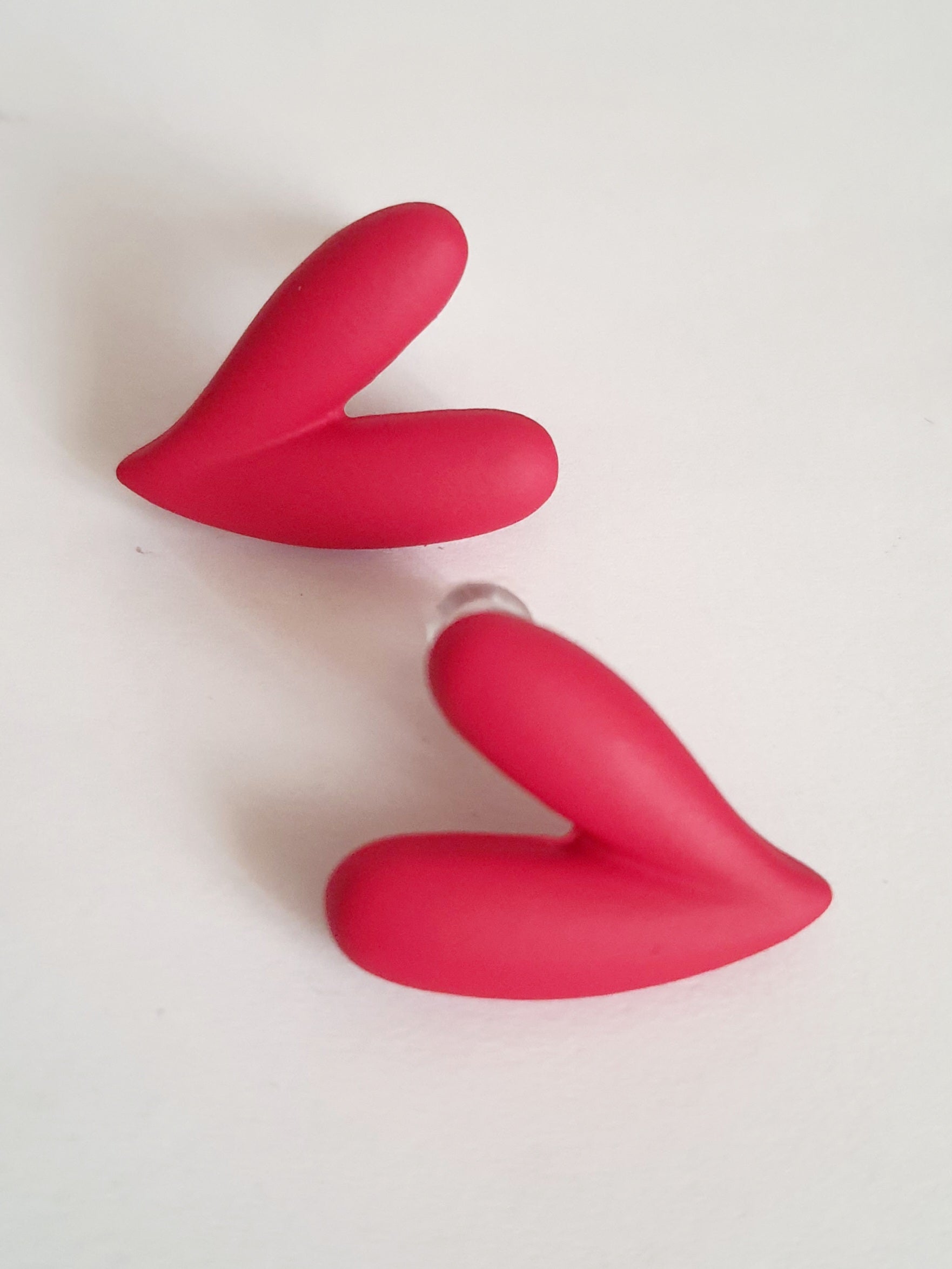 Kolczyki sztyfty w kształcie różowych serc, wykonane ze stali nierdzewnej. Matowe wykończenie, długość 2 cm. Styl minimalistyczny i romantyczny. Rouge Bizu.