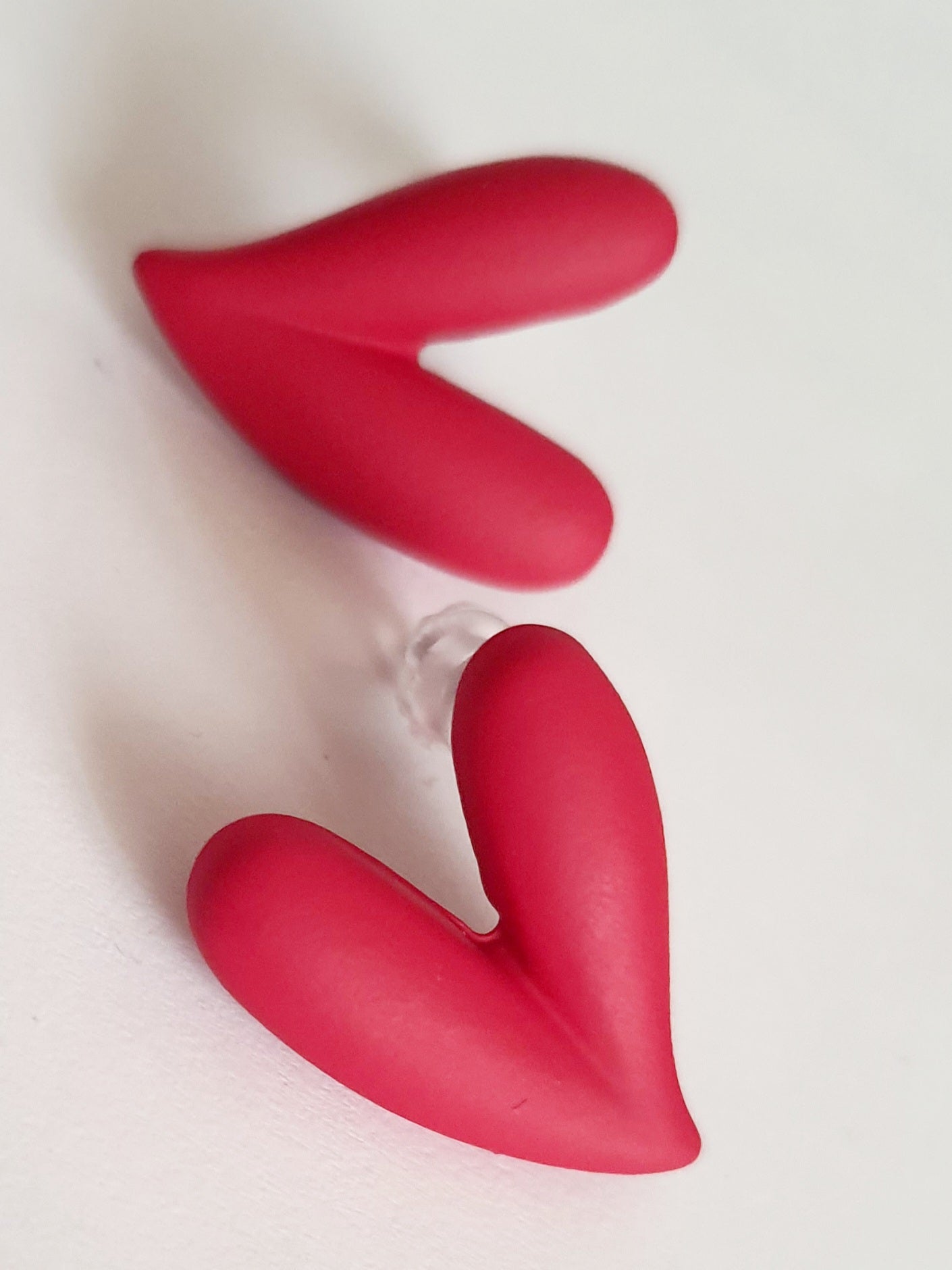 Kolczyki sztyfty w kształcie różowych serc, wykonane ze stali nierdzewnej. Matowe wykończenie, długość 2 cm. Styl minimalistyczny i romantyczny. Rouge Bizu.
