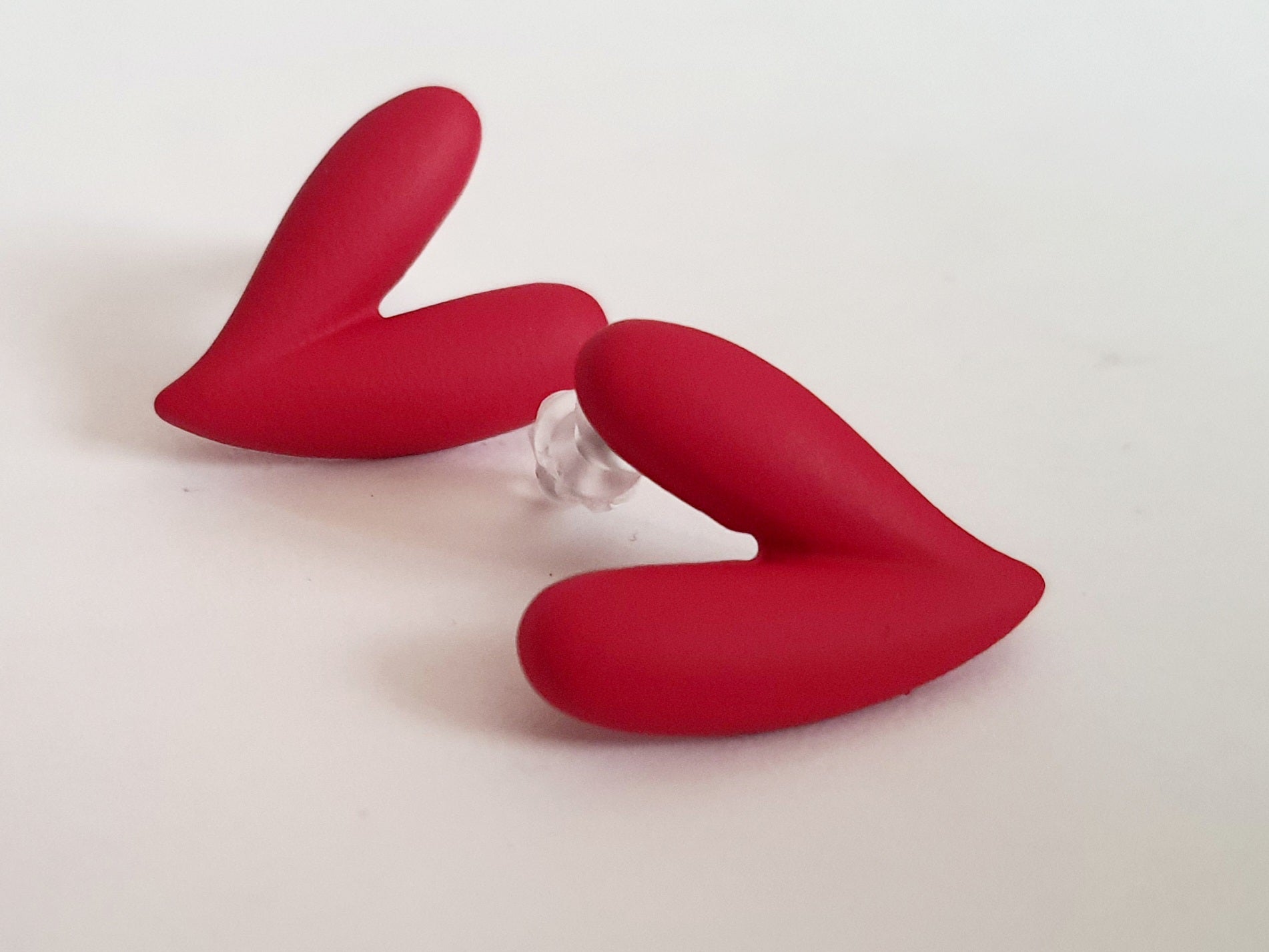 Kolczyki sztyfty w kształcie różowych serc, wykonane ze stali nierdzewnej. Matowe wykończenie, długość 2 cm. Styl minimalistyczny i romantyczny. Rouge Bizu.