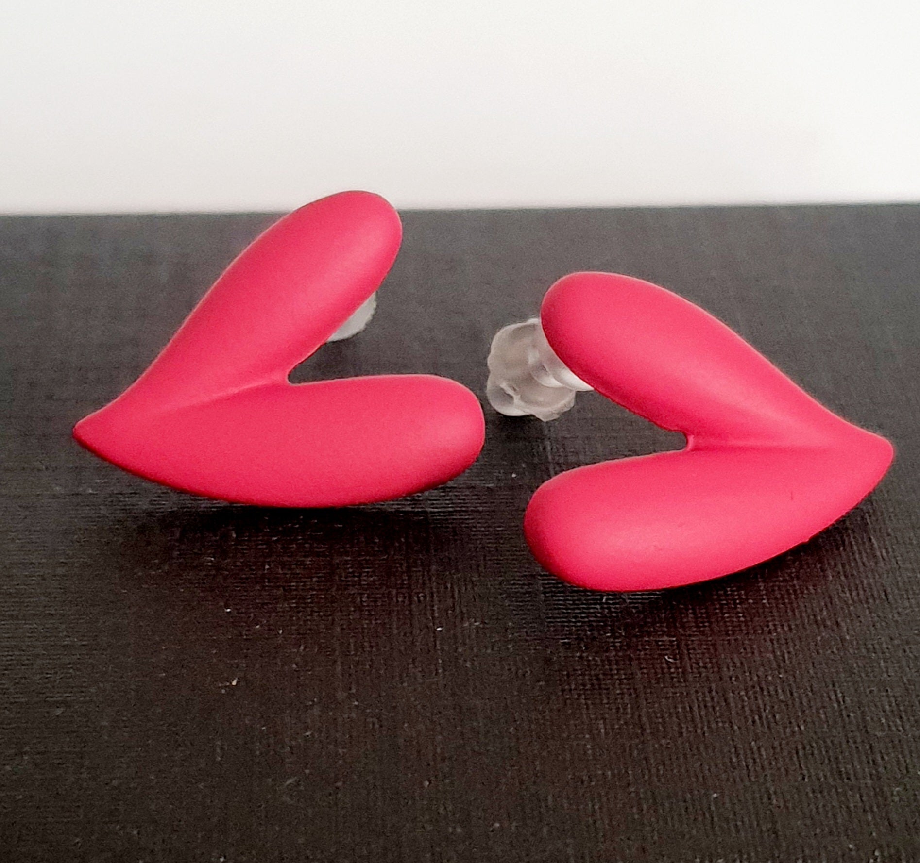 Kolczyki sztyfty w kształcie różowych serc, wykonane ze stali nierdzewnej. Matowe wykończenie, długość 2 cm. Styl minimalistyczny i romantyczny. Rouge Bizu.