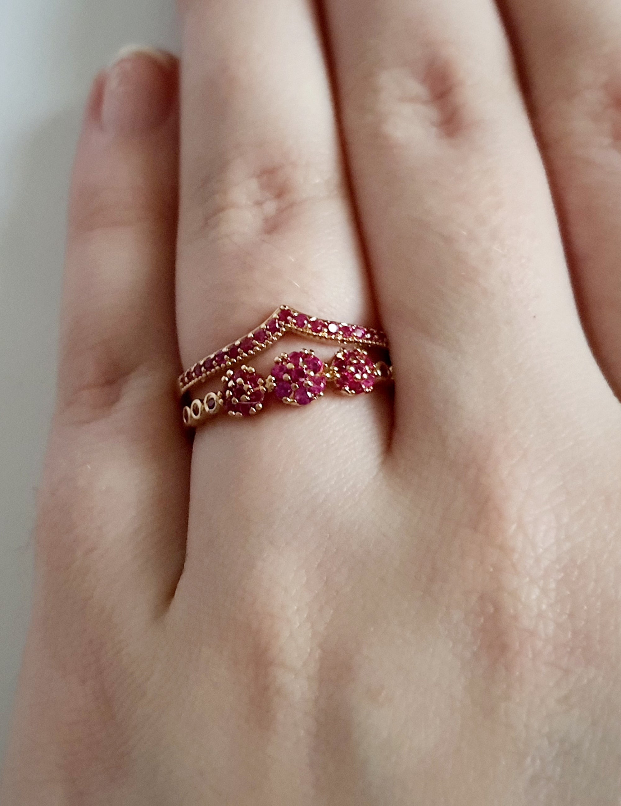 Pierścionek ze stali nierdzewnej w kolorze złota, zdobiony różowymi cyrkoniami w formie kwiatowych motywów. Rozmiar 17 mm. Styl romantyczny i glamour. Rouge Bizu.