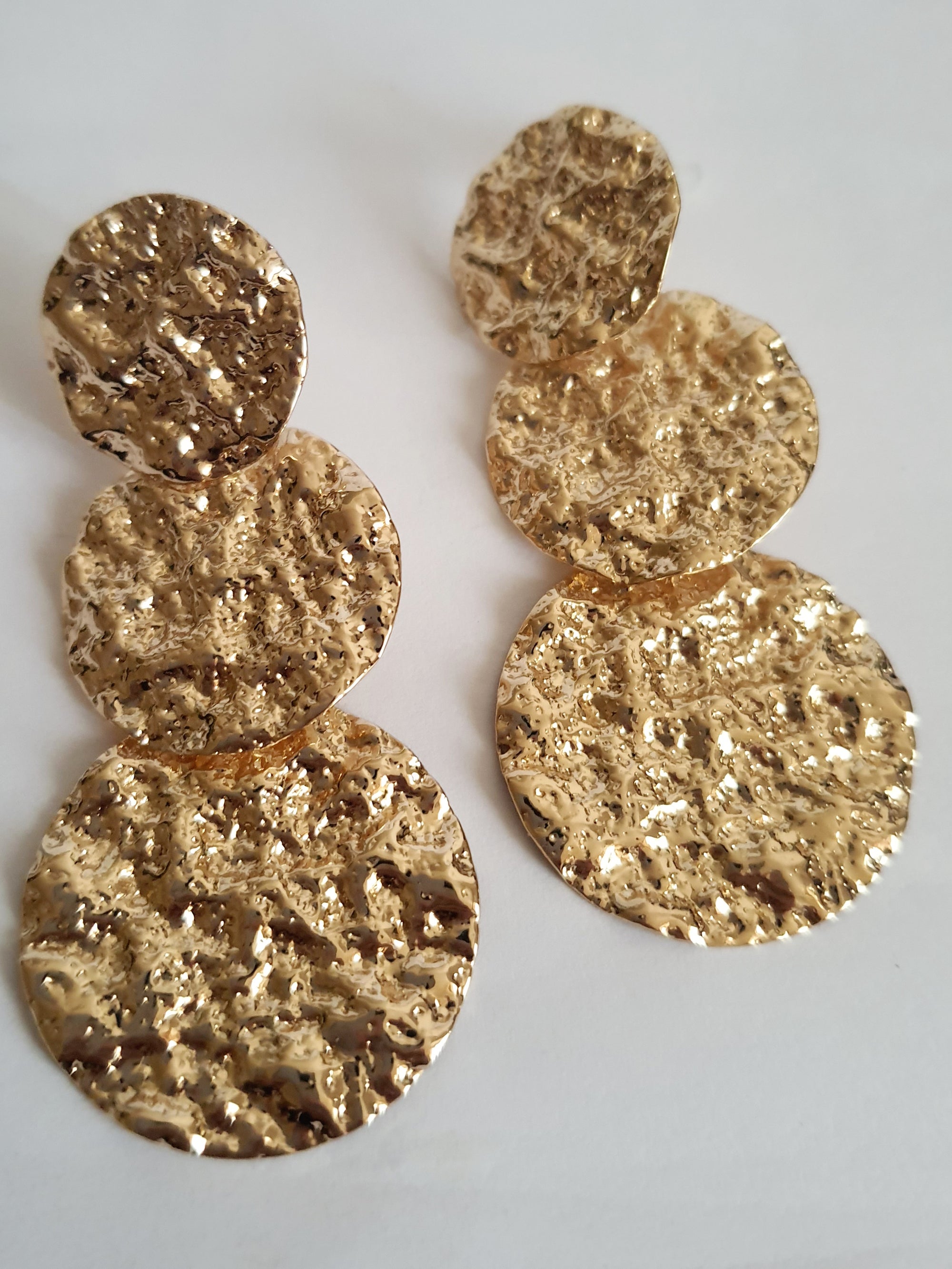 Kolczyki złote młotkowane z trzema okrągłymi kręgami, długość 6 cm, stal nierdzewna, eleganckie i wyraziste, Rouge Bizu.