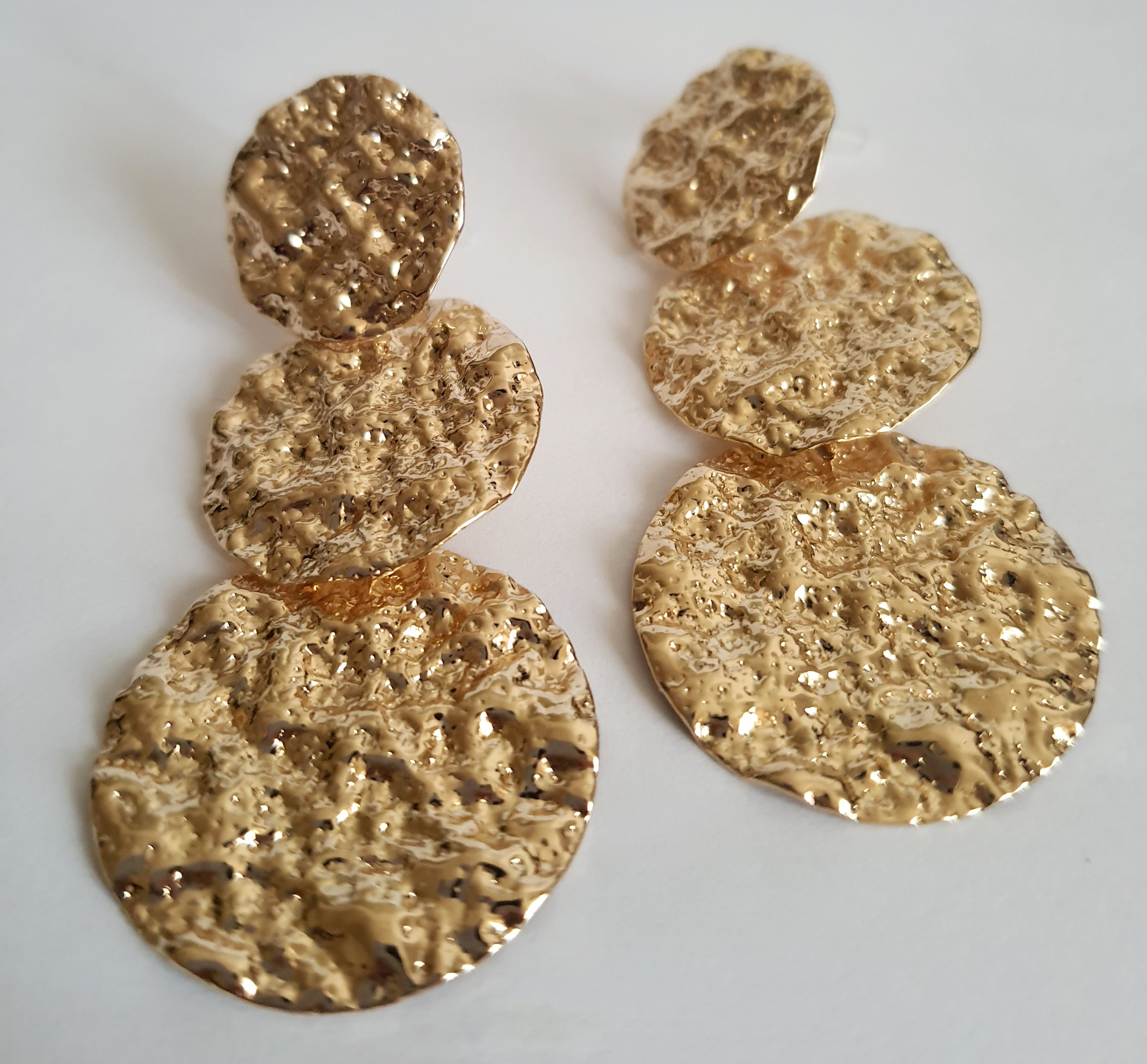 Kolczyki złote młotkowane z trzema okrągłymi kręgami, długość 6 cm, stal nierdzewna, eleganckie i wyraziste, Rouge Bizu.