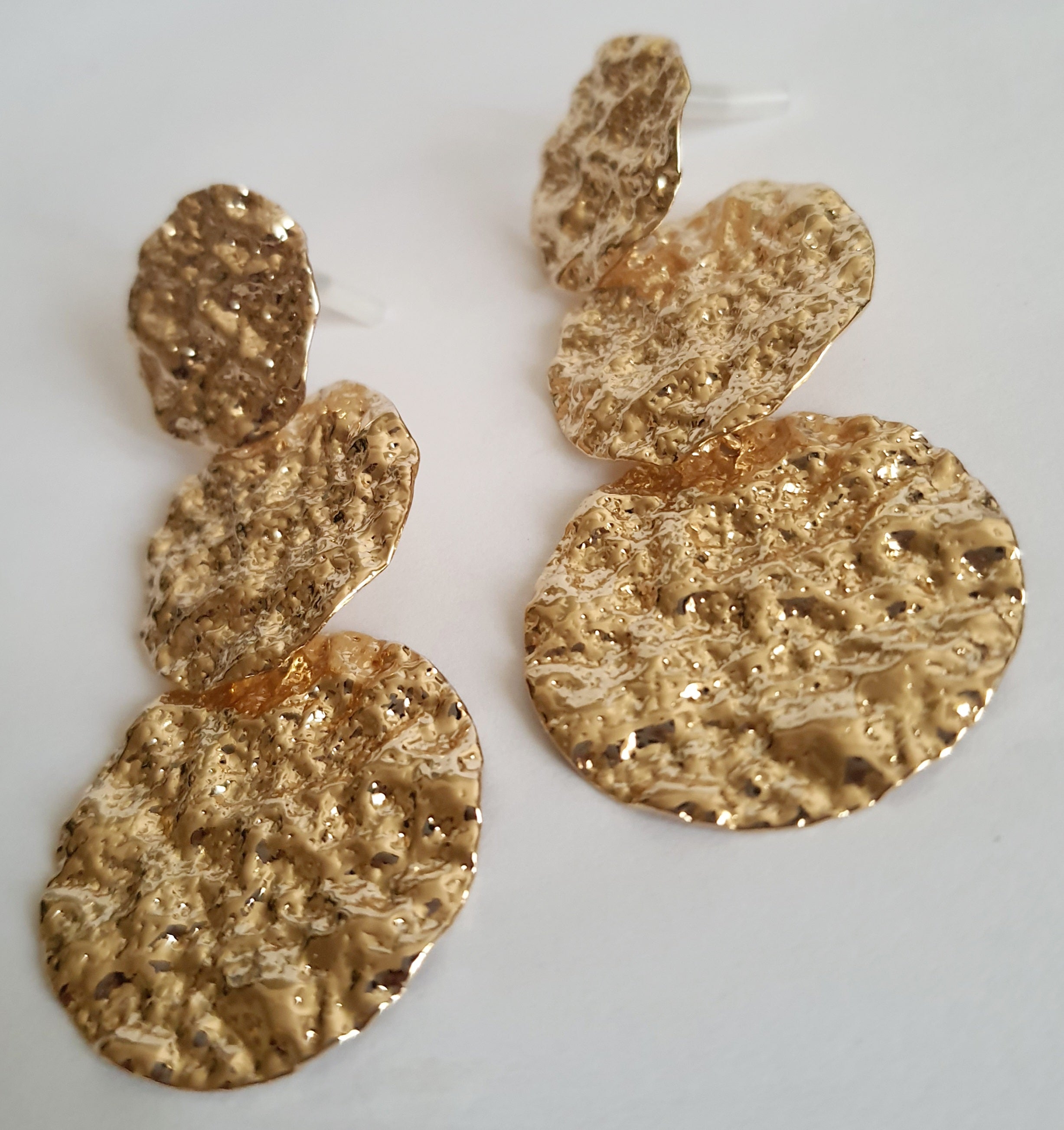 Kolczyki złote młotkowane z trzema okrągłymi kręgami, długość 6 cm, stal nierdzewna, eleganckie i wyraziste, Rouge Bizu.