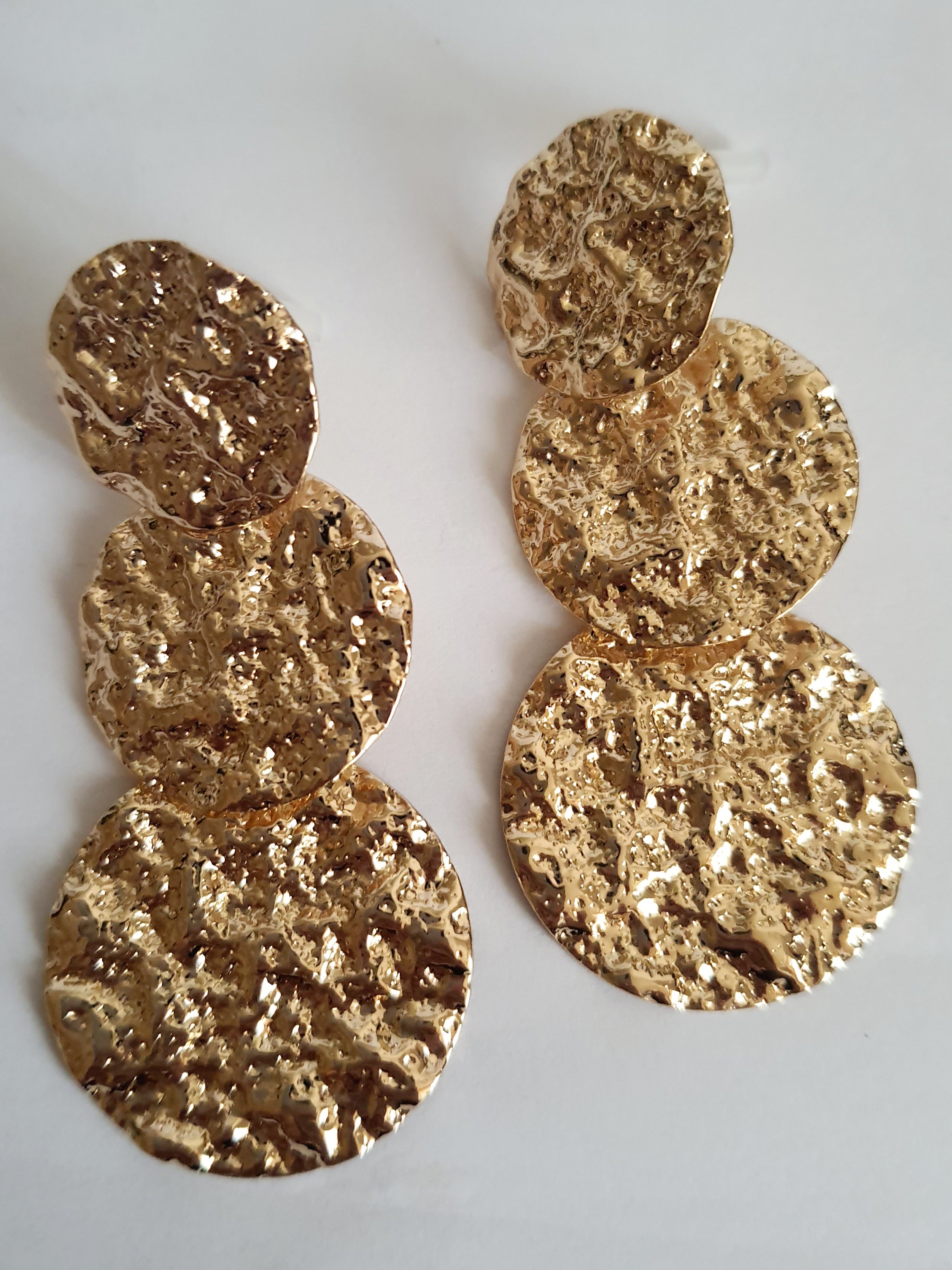 Kolczyki złote młotkowane z trzema okrągłymi kręgami, długość 6 cm, stal nierdzewna, eleganckie i wyraziste, Rouge Bizu.