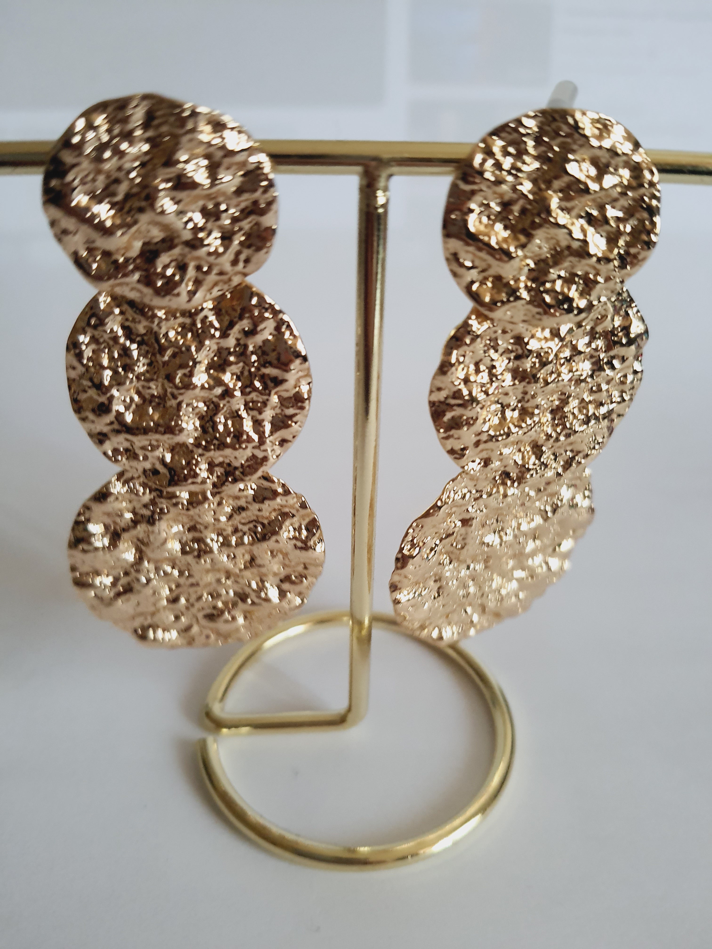 Kolczyki złote młotkowane z trzema okrągłymi kręgami, długość 6 cm, stal nierdzewna, eleganckie i wyraziste, Rouge Bizu.