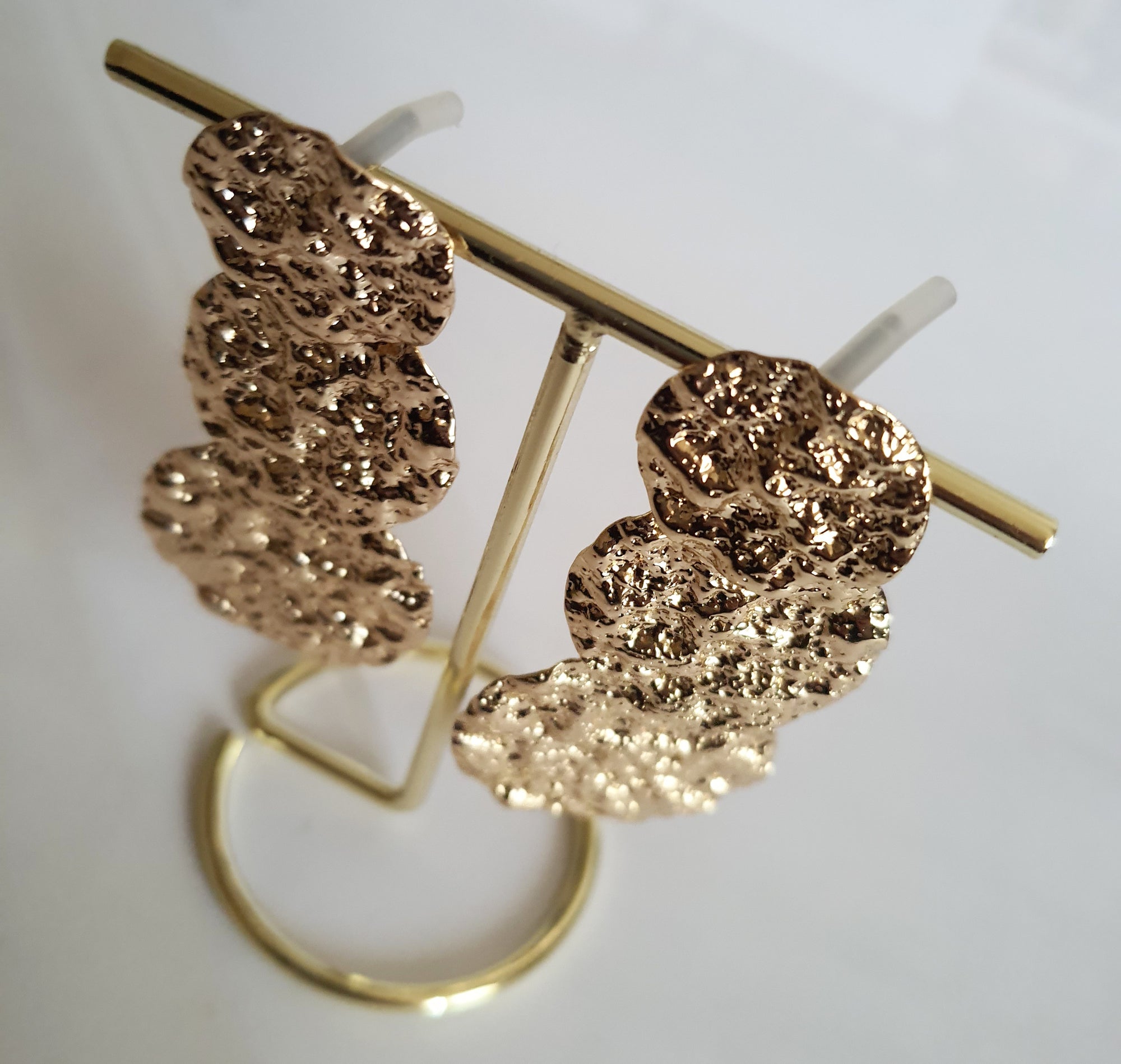 Kolczyki złote młotkowane z trzema okrągłymi kręgami, długość 6 cm, stal nierdzewna, eleganckie i wyraziste, Rouge Bizu.
