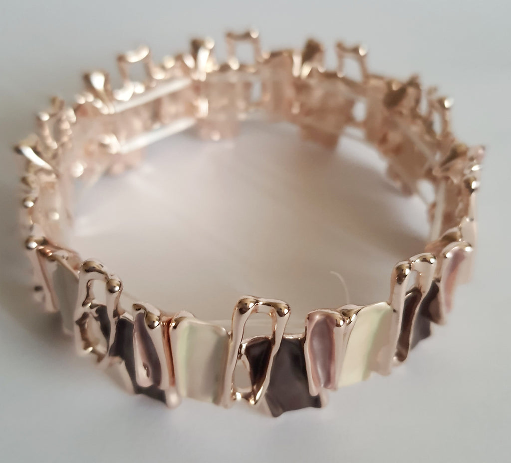 Bransoleta stal nierdzewna w formie mozaiki z segmentami w kolorze perłowym, brązowym i złocistym, średnica 7 cm, elegancka i nowoczesna, Rouge Bizu.