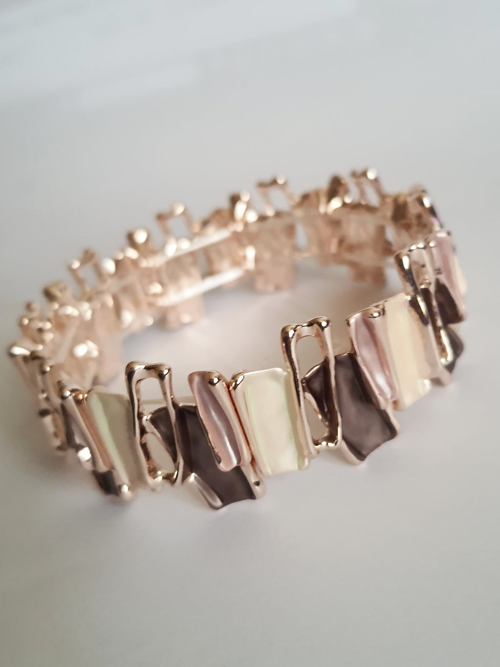 Bransoleta stal nierdzewna w formie mozaiki z segmentami w kolorze perłowym, brązowym i złocistym, średnica 7 cm, elegancka i nowoczesna, Rouge Bizu.