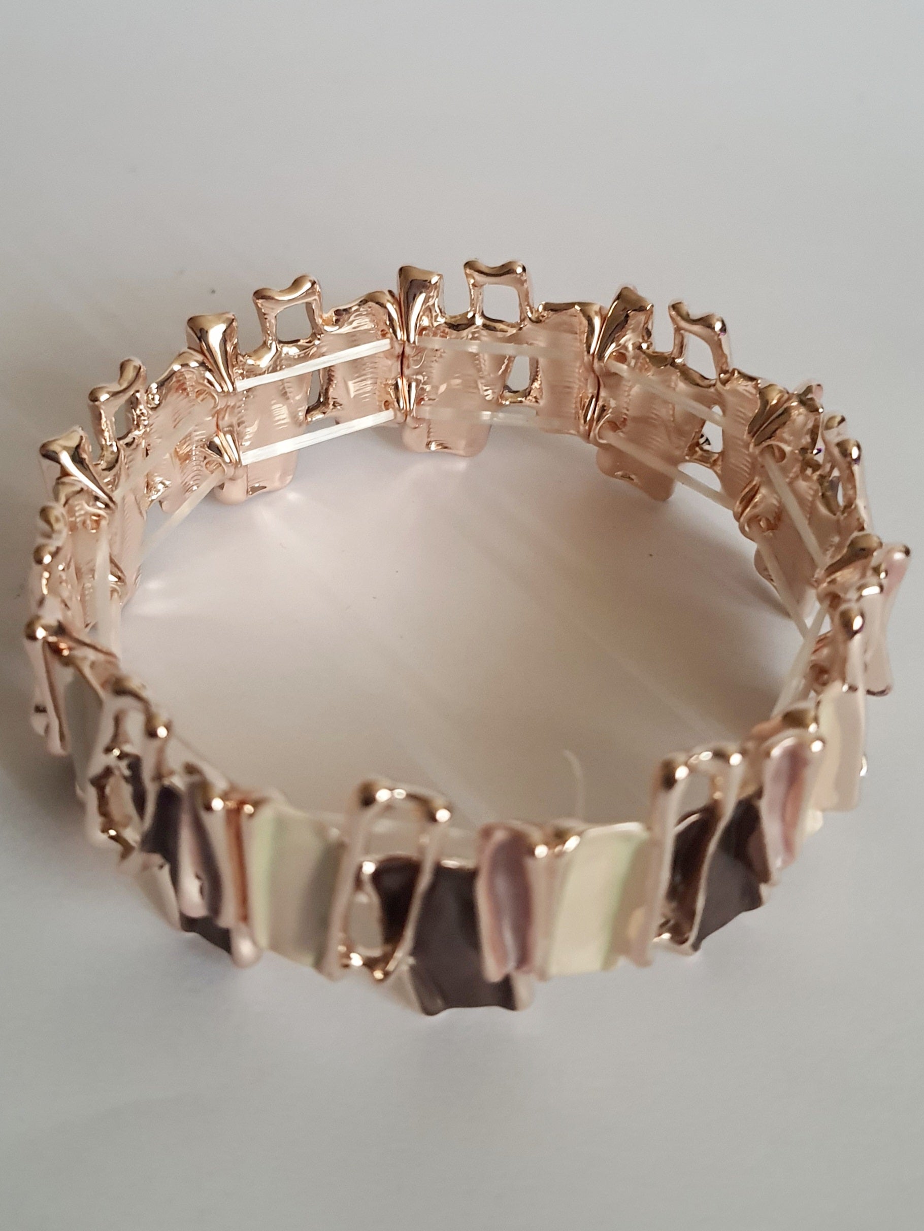 Bransoleta stal nierdzewna w formie mozaiki z segmentami w kolorze perłowym, brązowym i złocistym, średnica 7 cm, elegancka i nowoczesna, Rouge Bizu.