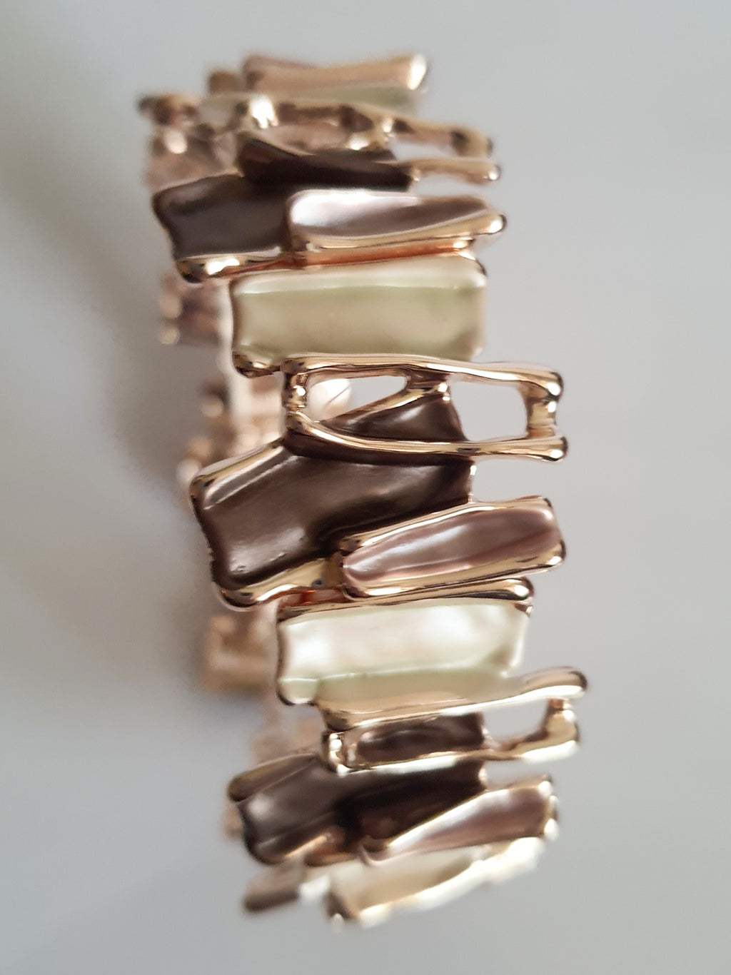 Bransoleta stal nierdzewna w formie mozaiki z segmentami w kolorze perłowym, brązowym i złocistym, średnica 7 cm, elegancka i nowoczesna, Rouge Bizu.