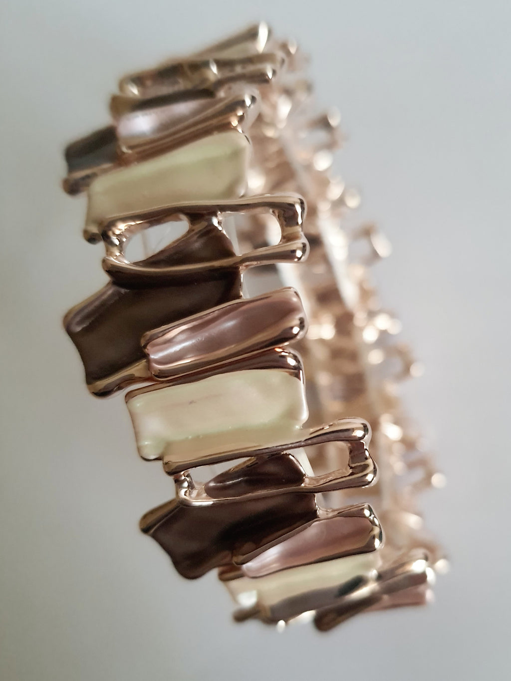 Bransoleta stal nierdzewna w formie mozaiki z segmentami w kolorze perłowym, brązowym i złocistym, średnica 7 cm, elegancka i nowoczesna, Rouge Bizu.