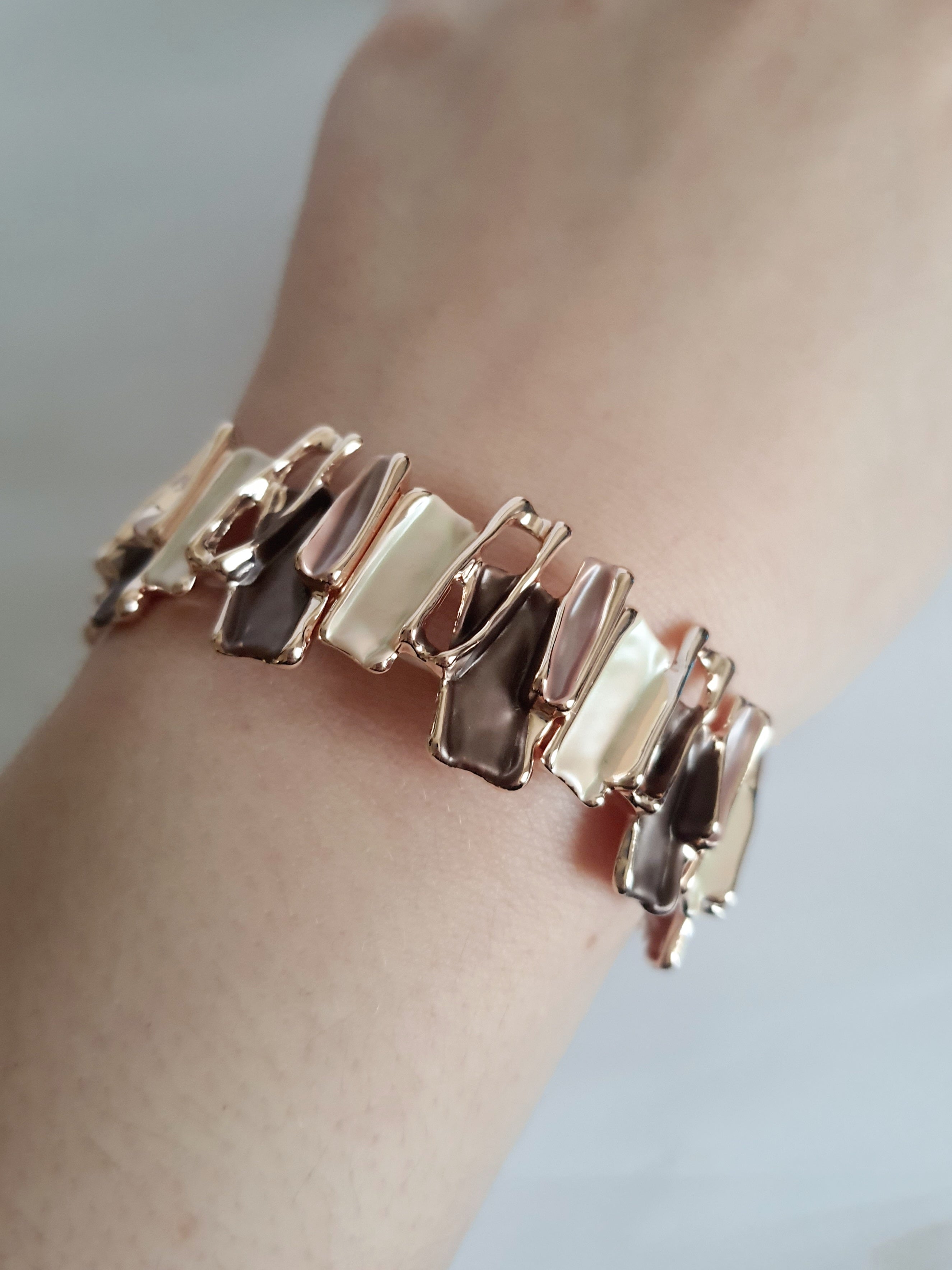 Bransoleta stal nierdzewna w formie mozaiki z segmentami w kolorze perłowym, brązowym i złocistym, średnica 7 cm, elegancka i nowoczesna, Rouge Bizu.