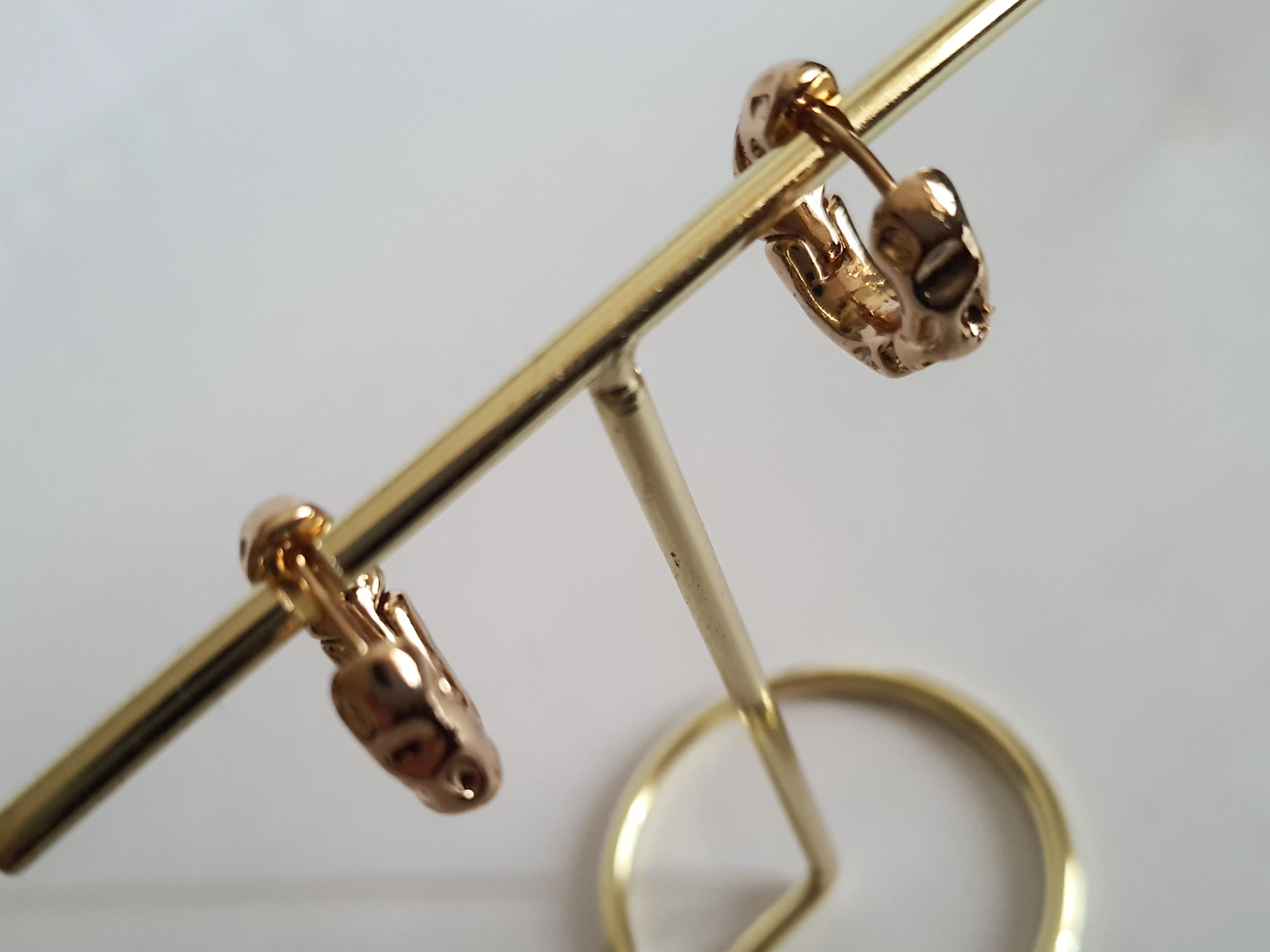 Małe kolczyki złote obręcze o średnicy 1,5 cm, rzeźbiona faktura, stal nierdzewna, eleganckie i minimalistyczne, Rouge Bizu.