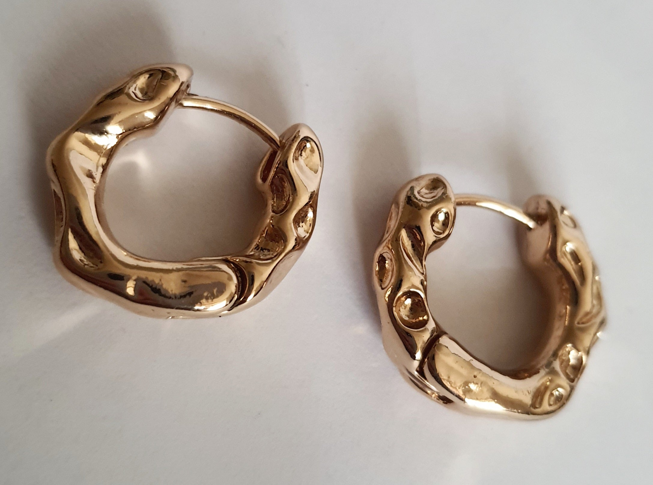 Małe kolczyki złote obręcze o średnicy 1,5 cm, rzeźbiona faktura, stal nierdzewna, eleganckie i minimalistyczne, Rouge Bizu.