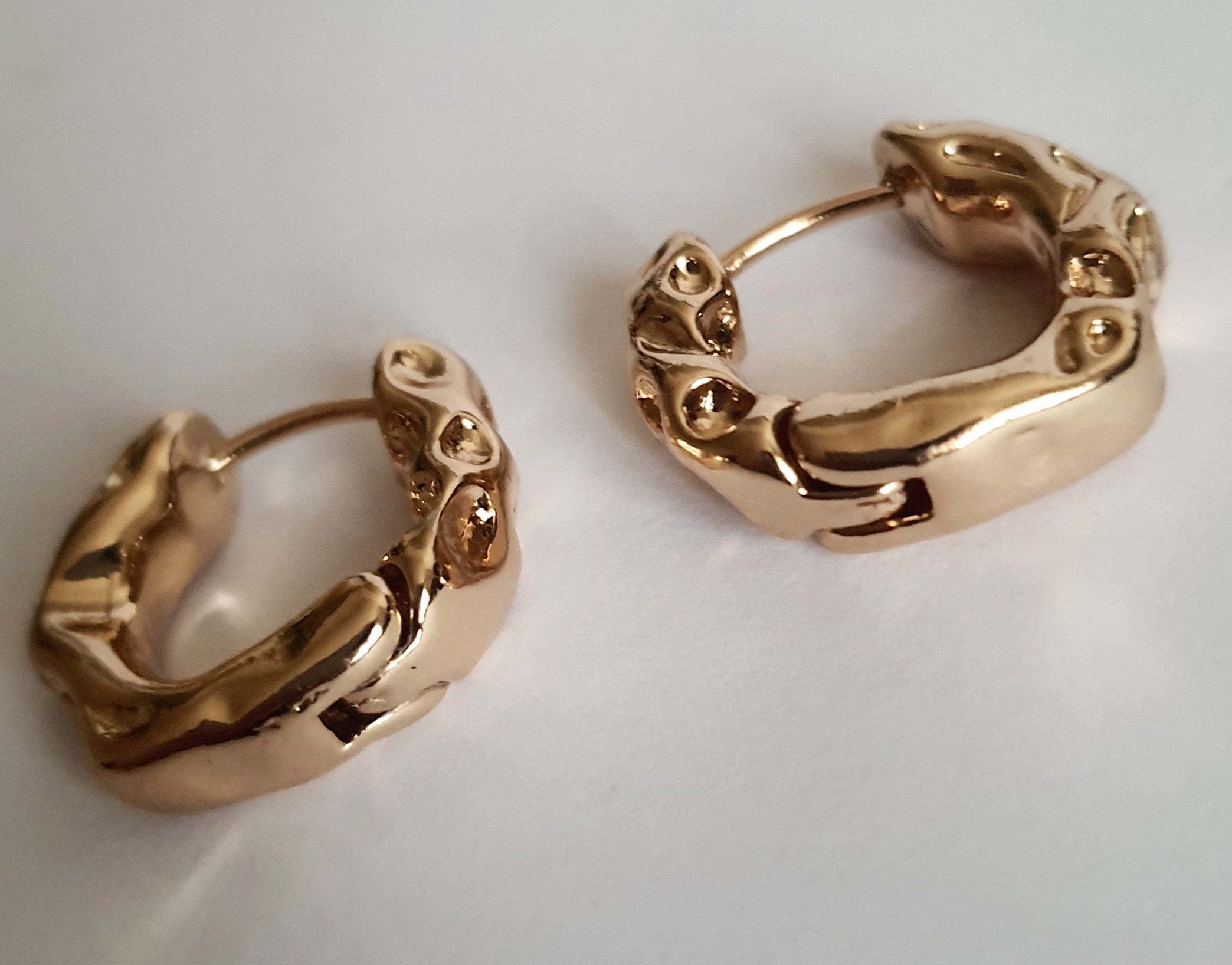 Małe kolczyki złote obręcze o średnicy 1,5 cm, rzeźbiona faktura, stal nierdzewna, eleganckie i minimalistyczne, Rouge Bizu.