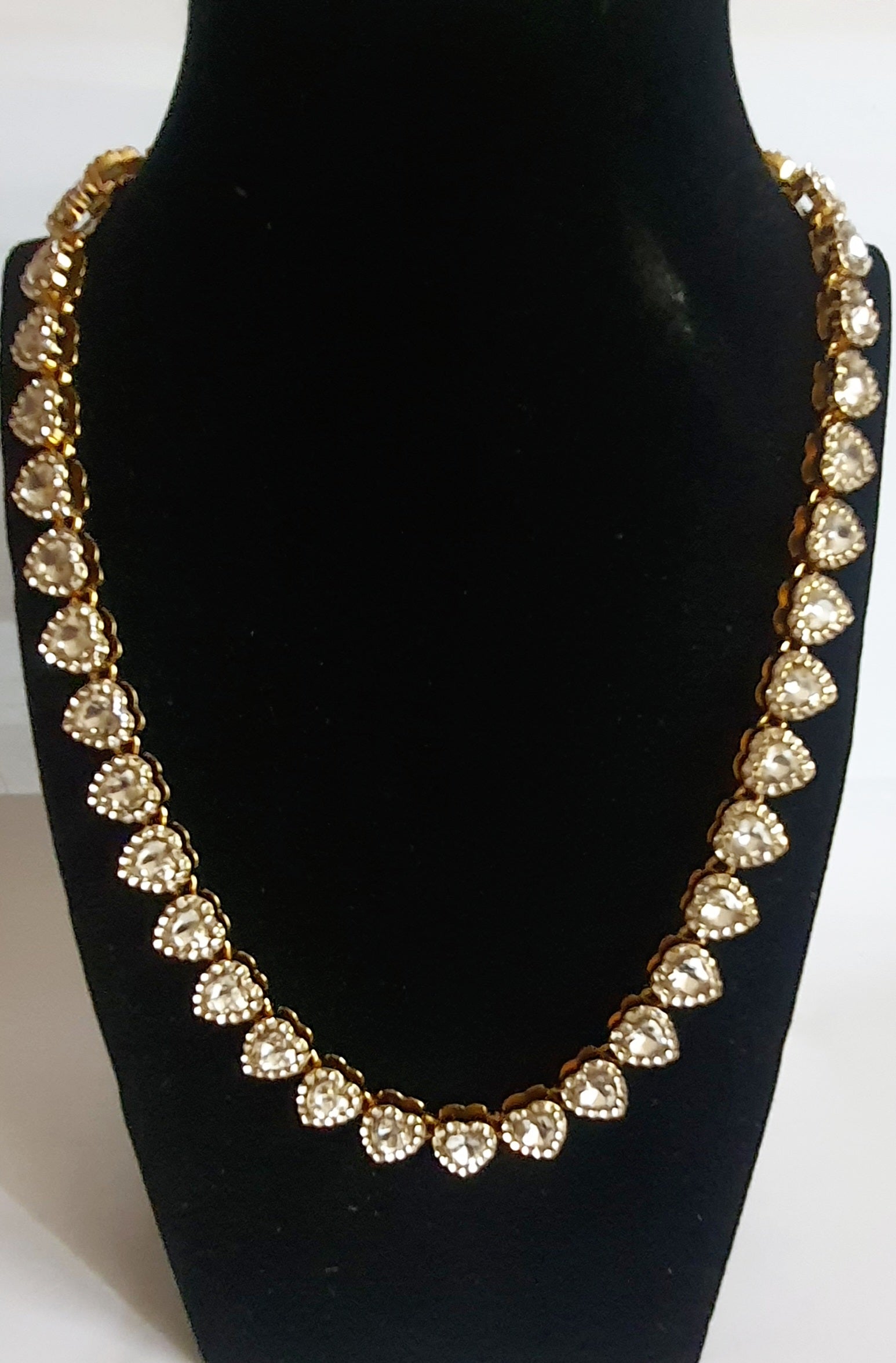 Naszyjnik złoty 45 cm ze stali nierdzewnej, zdobiony sercami z cyrkoniami, romantyczny i elegancki, Rouge Bizu.