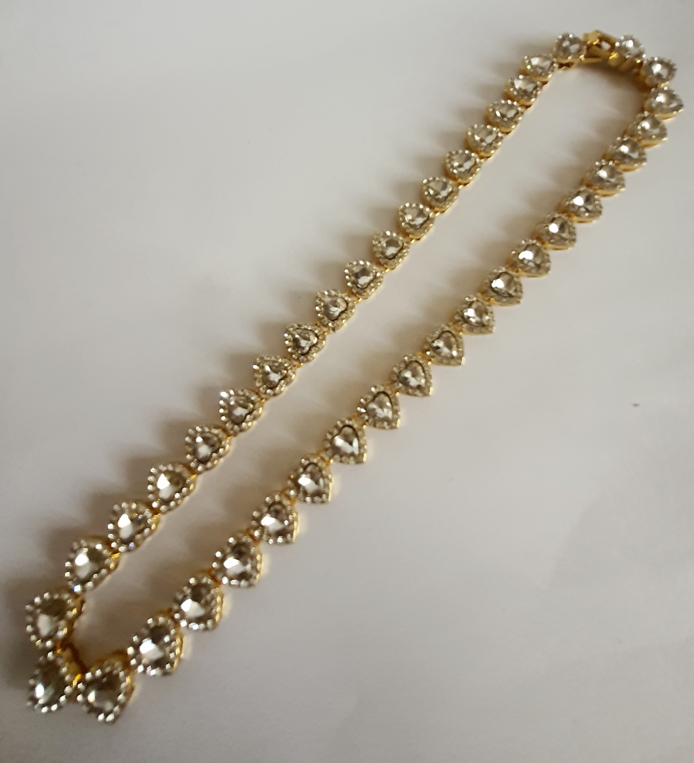 Naszyjnik złoty 45 cm ze stali nierdzewnej, zdobiony sercami z cyrkoniami, romantyczny i elegancki, Rouge Bizu.