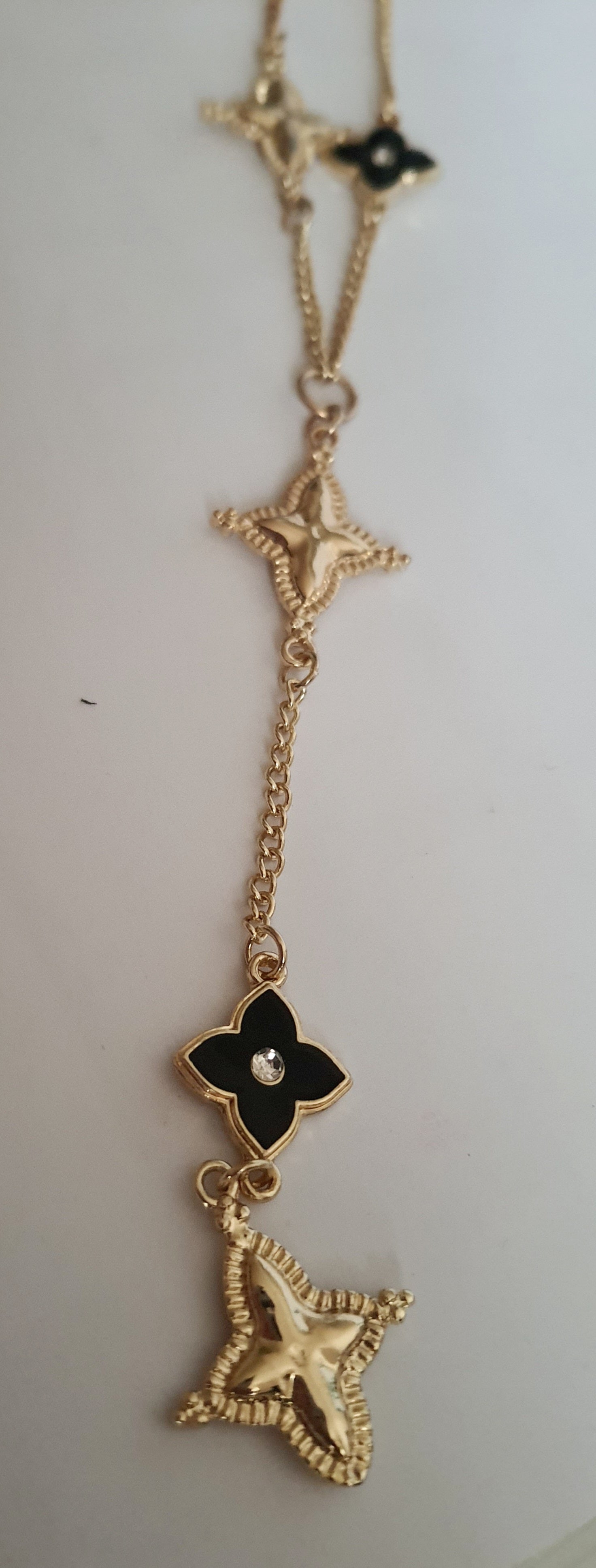 Naszyjnik złoty 58–65 cm ze stali nierdzewnej, zdobiony naprzemiennymi złotymi i czarnymi kwiatami z kryształkami, elegancki glamour, Rouge Bizu.