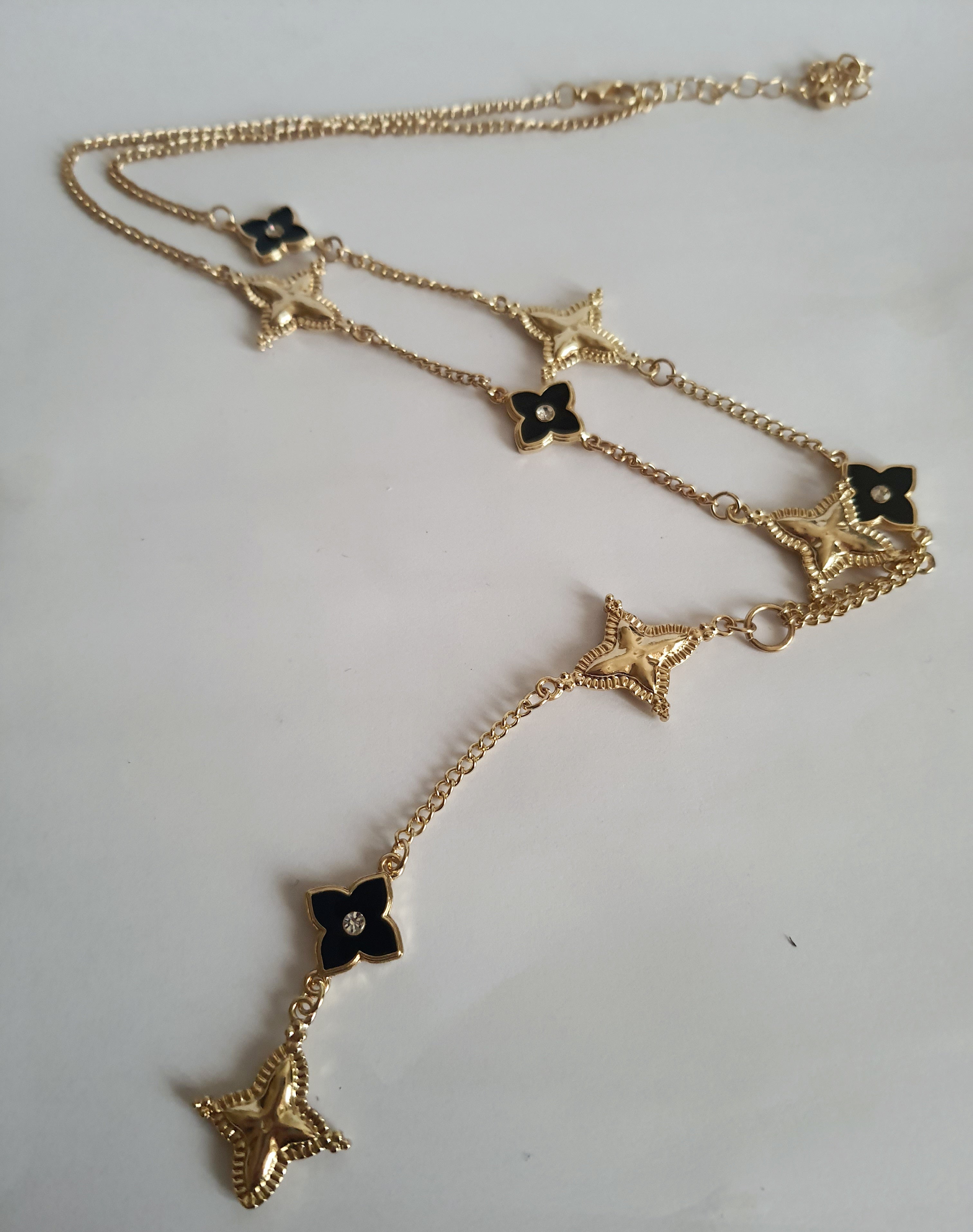 Naszyjnik złoty 58–65 cm ze stali nierdzewnej, zdobiony naprzemiennymi złotymi i czarnymi kwiatami z kryształkami, elegancki glamour, Rouge Bizu.