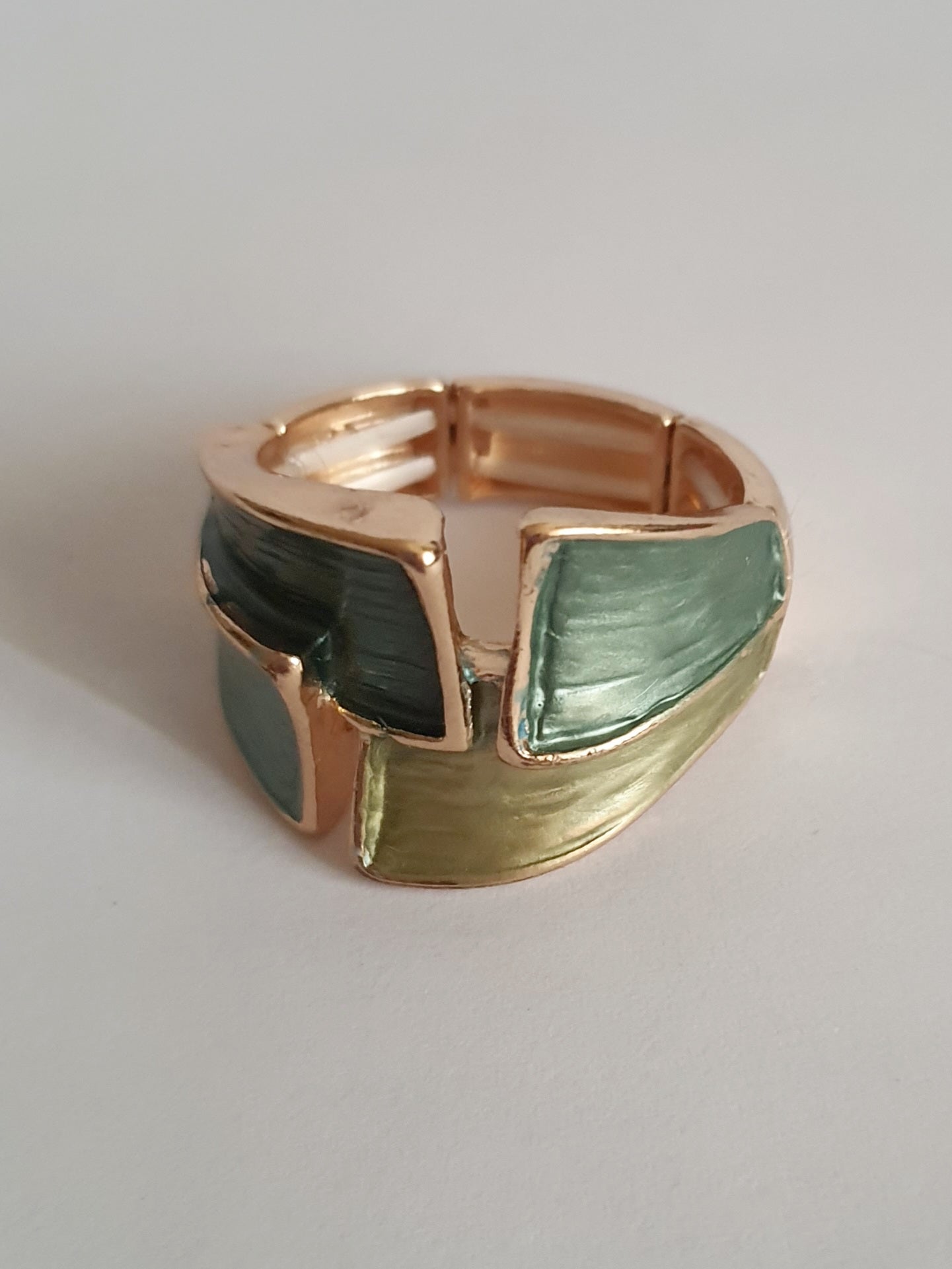 Pierścionek geometryczny 22 mm, zielono-złoty, stal nierdzewna, nowoczesny design z emalią, Rouge Bizu.