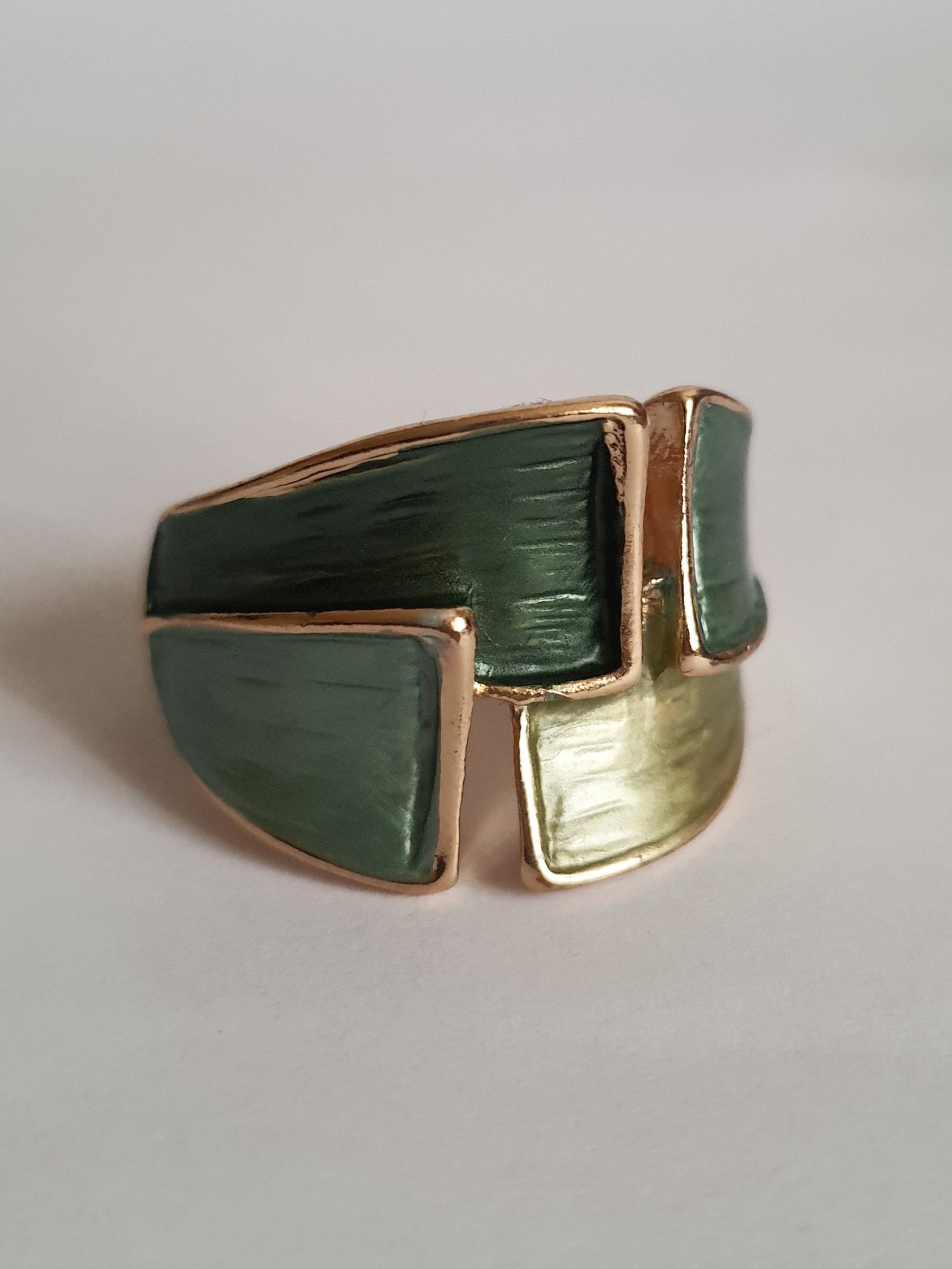 Pierścionek geometryczny 22 mm, zielono-złoty, stal nierdzewna, nowoczesny design z emalią, Rouge Bizu.