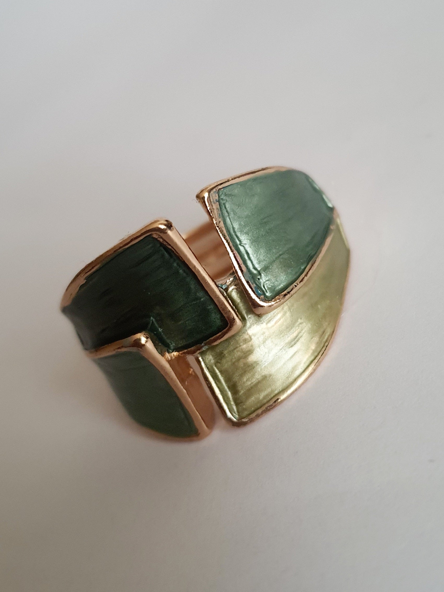 Pierścionek geometryczny 22 mm, zielono-złoty, stal nierdzewna, nowoczesny design z emalią, Rouge Bizu.