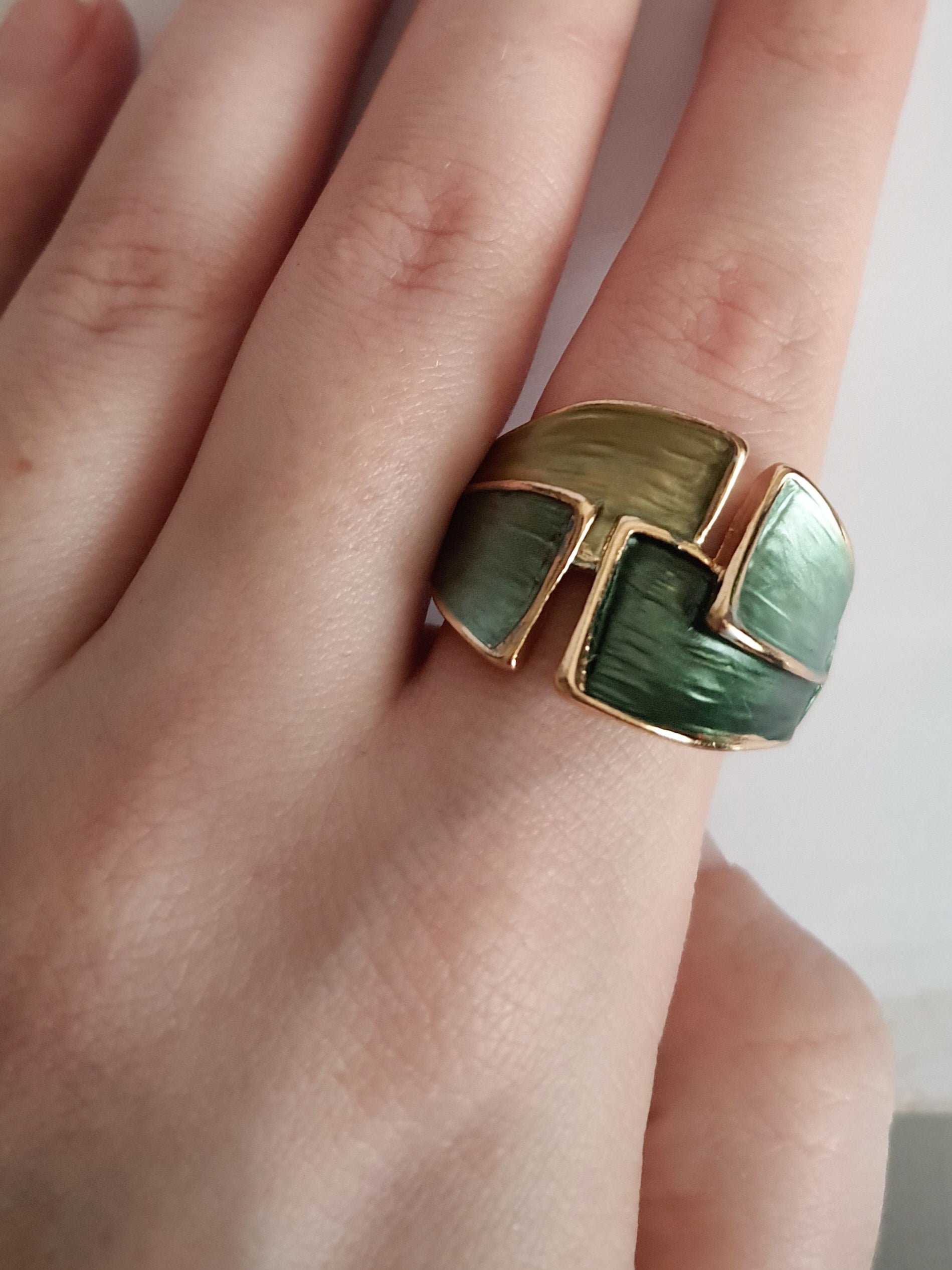 Pierścionek geometryczny 22 mm, zielono-złoty, stal nierdzewna, nowoczesny design z emalią, Rouge Bizu.