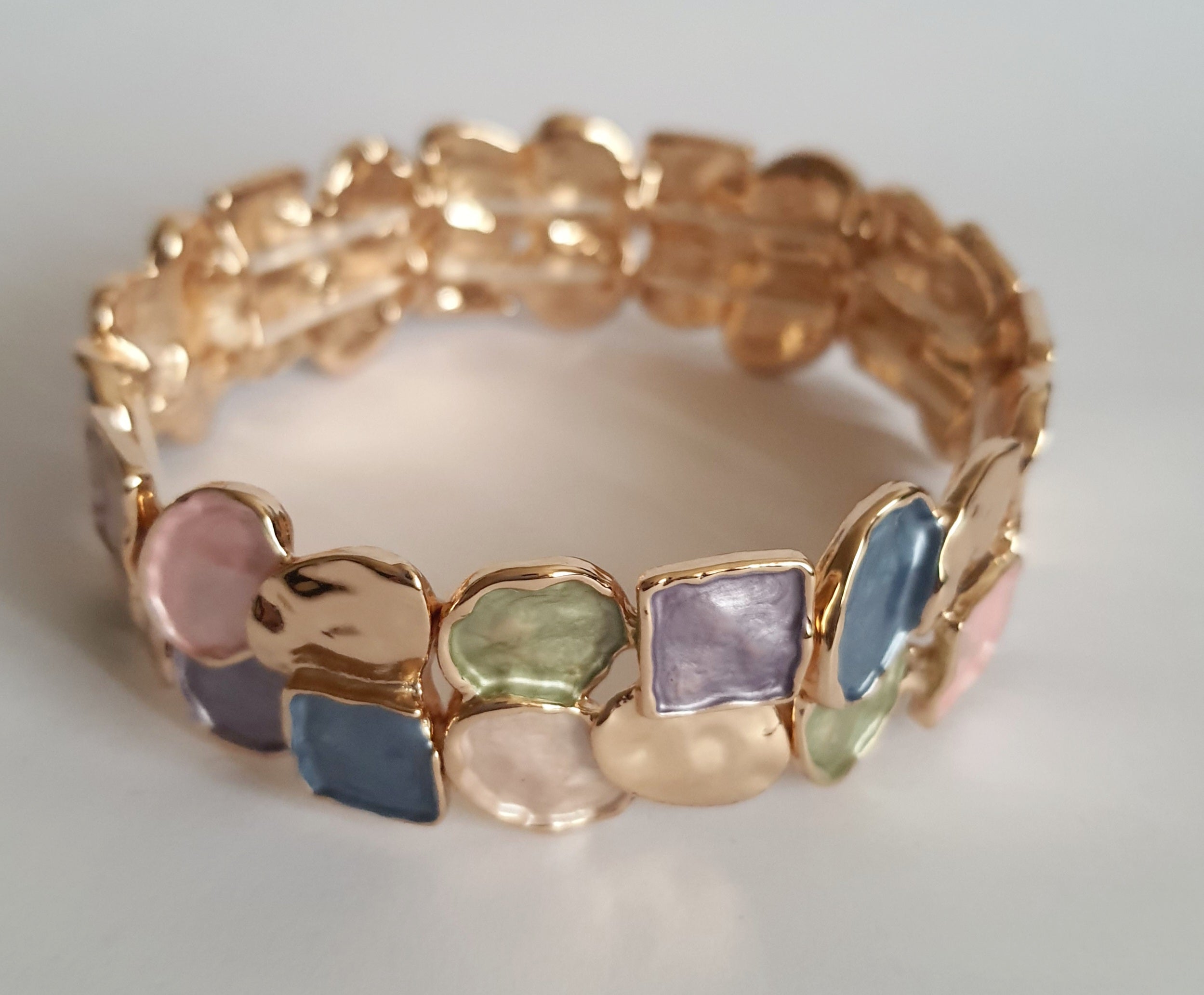 Bransoleta ze stali nierdzewnej, średnica 7 cm, złota baza z kolorowymi emaliowanymi elementami: róż, zieleń, błękit, fiolet i krem, Rouge Bizu.