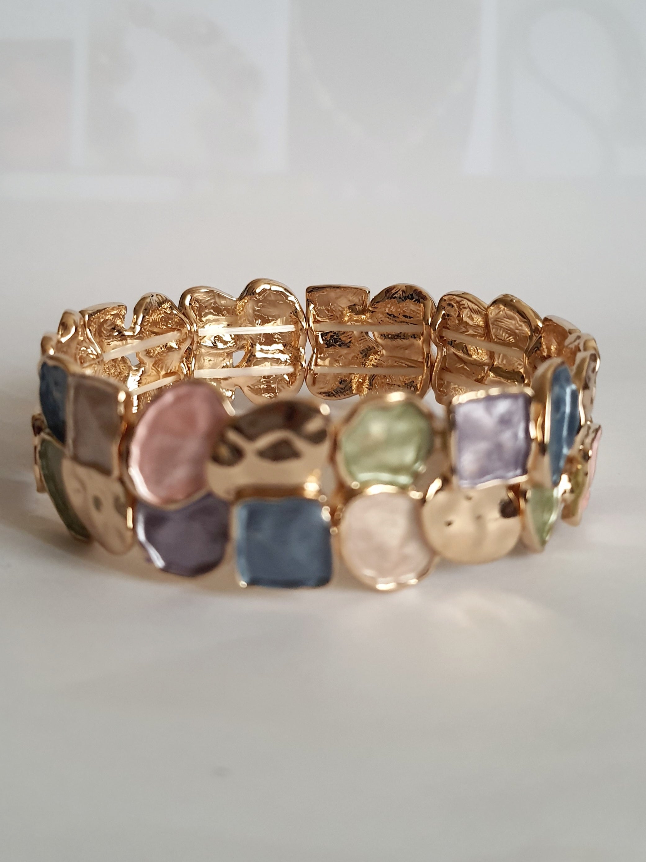 Bransoleta ze stali nierdzewnej, średnica 7 cm, złota baza z kolorowymi emaliowanymi elementami: róż, zieleń, błękit, fiolet i krem, Rouge Bizu.