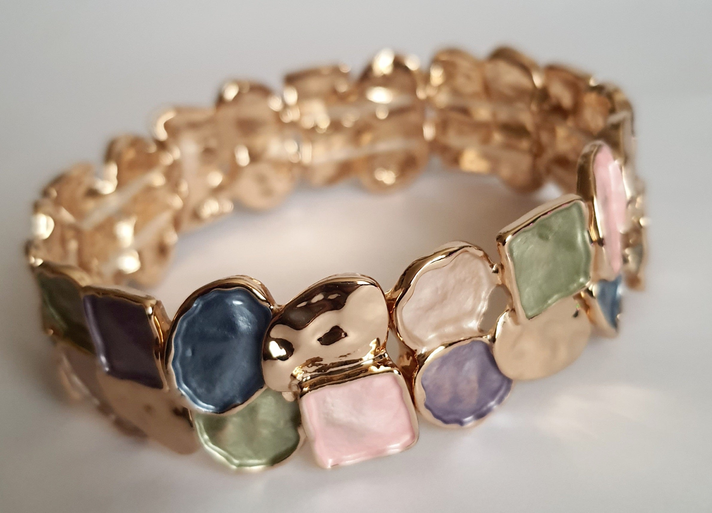 Bransoleta ze stali nierdzewnej, średnica 7 cm, złota baza z kolorowymi emaliowanymi elementami: róż, zieleń, błękit, fiolet i krem, Rouge Bizu.