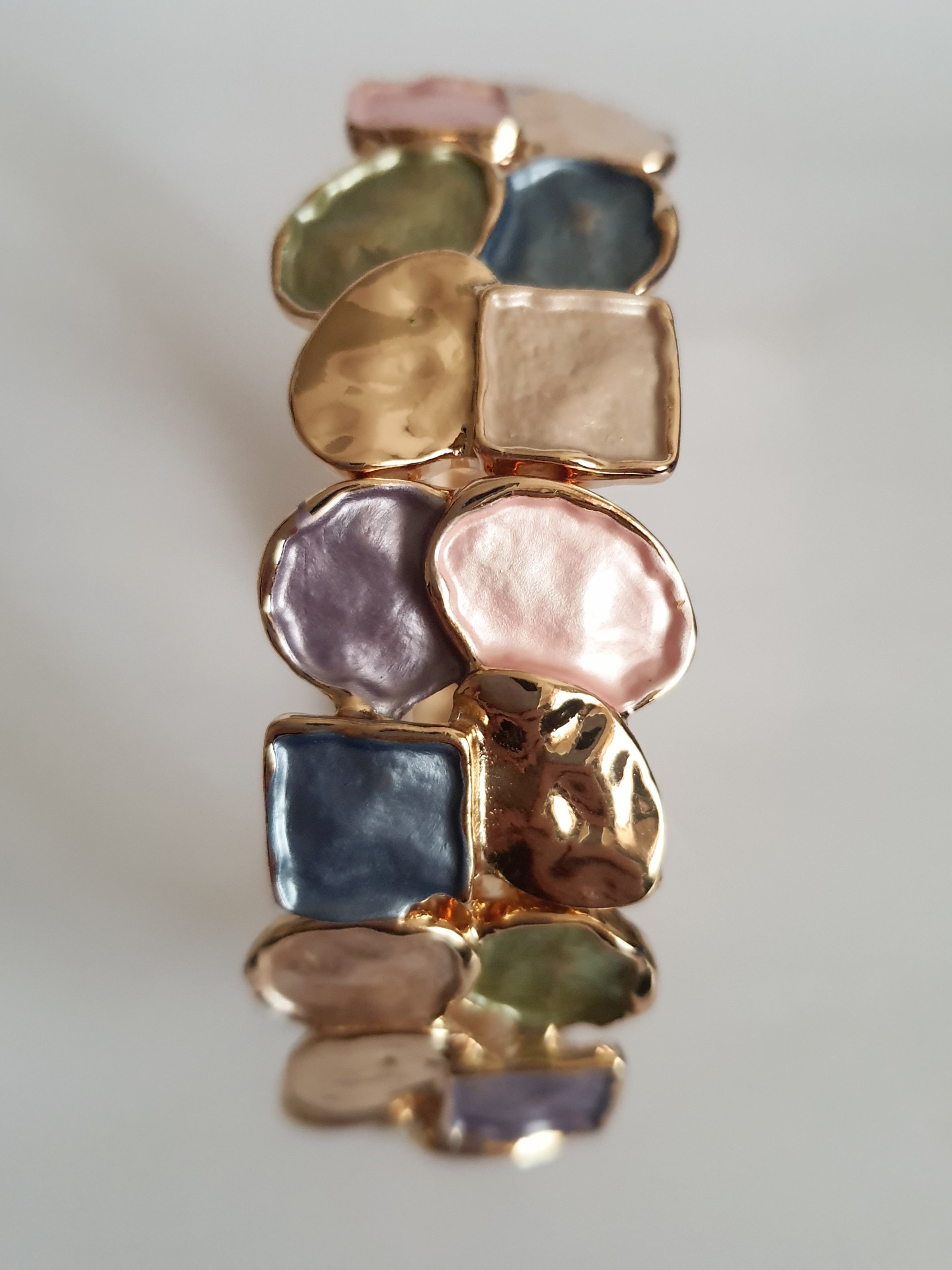 Bransoleta ze stali nierdzewnej, średnica 7 cm, złota baza z kolorowymi emaliowanymi elementami: róż, zieleń, błękit, fiolet i krem, Rouge Bizu.