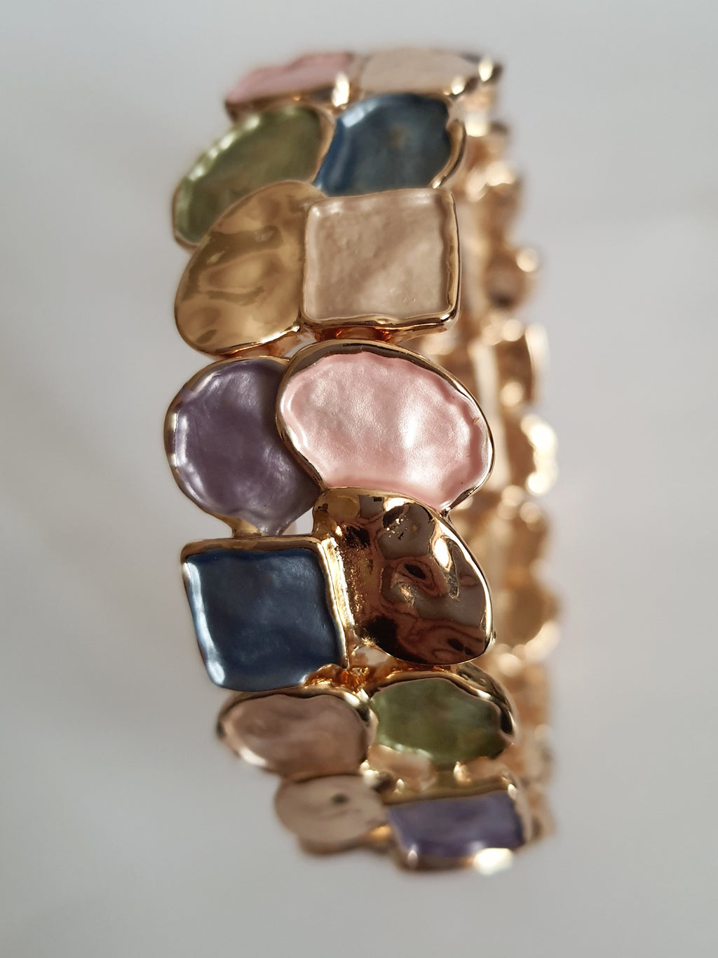 Bransoleta ze stali nierdzewnej, średnica 7 cm, złota baza z kolorowymi emaliowanymi elementami: róż, zieleń, błękit, fiolet i krem, Rouge Bizu.