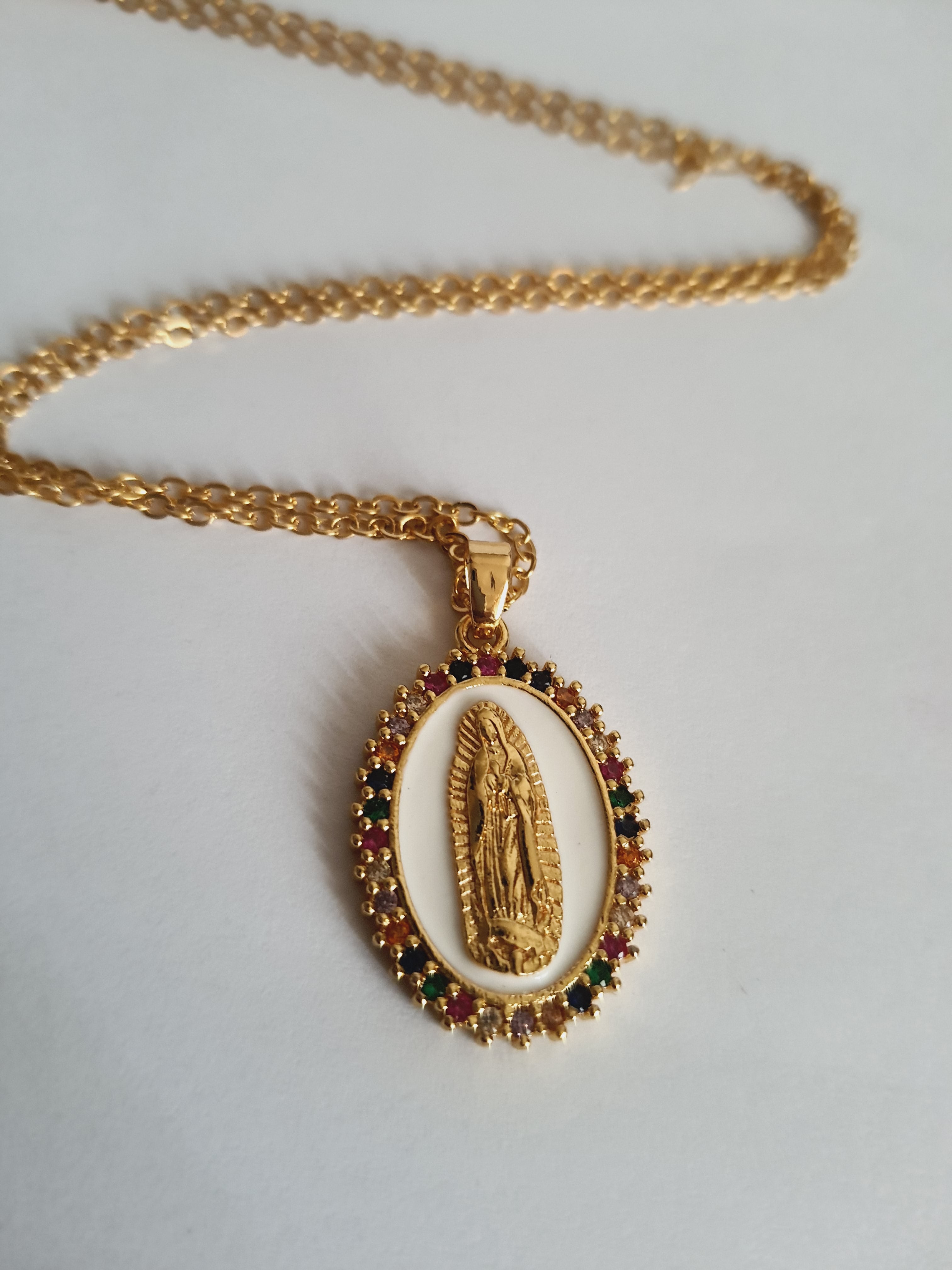 Naszyjnik złoty 40–45 cm ze stali nierdzewnej, owalny medalik z Matką Boską otoczony kolorowymi cyrkoniami, Rouge Bizu.
