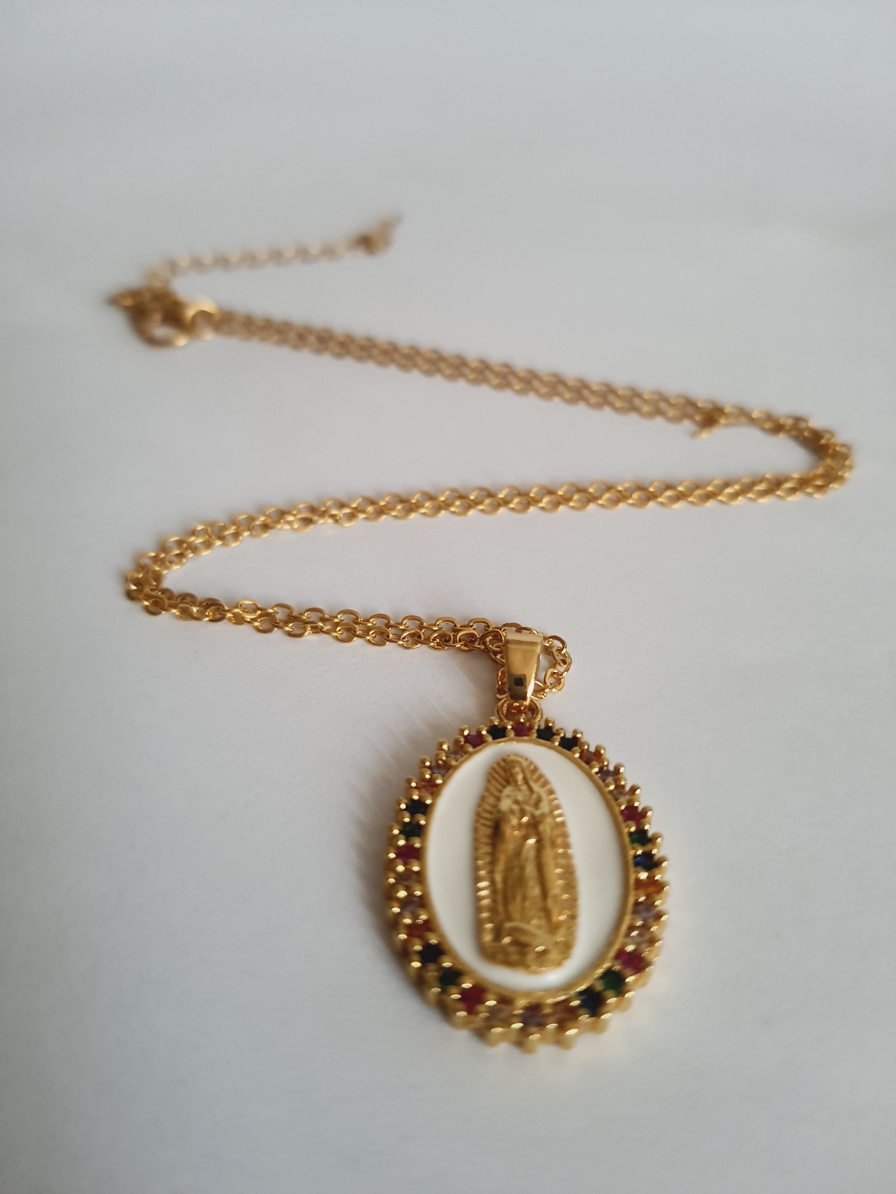 Naszyjnik złoty 40–45 cm ze stali nierdzewnej, owalny medalik z Matką Boską otoczony kolorowymi cyrkoniami, Rouge Bizu.