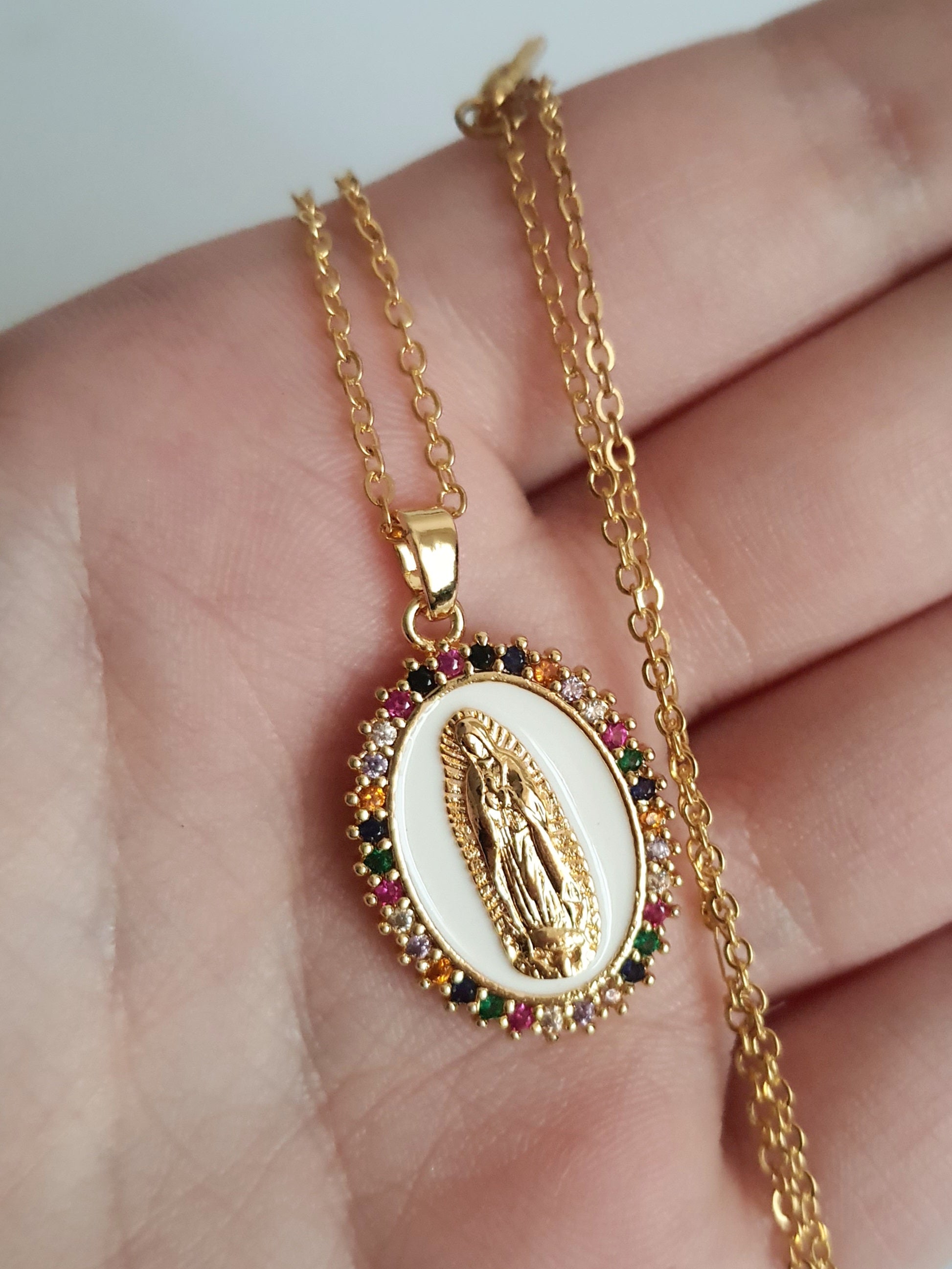Naszyjnik złoty 40–45 cm ze stali nierdzewnej, owalny medalik z Matką Boską otoczony kolorowymi cyrkoniami, Rouge Bizu.
