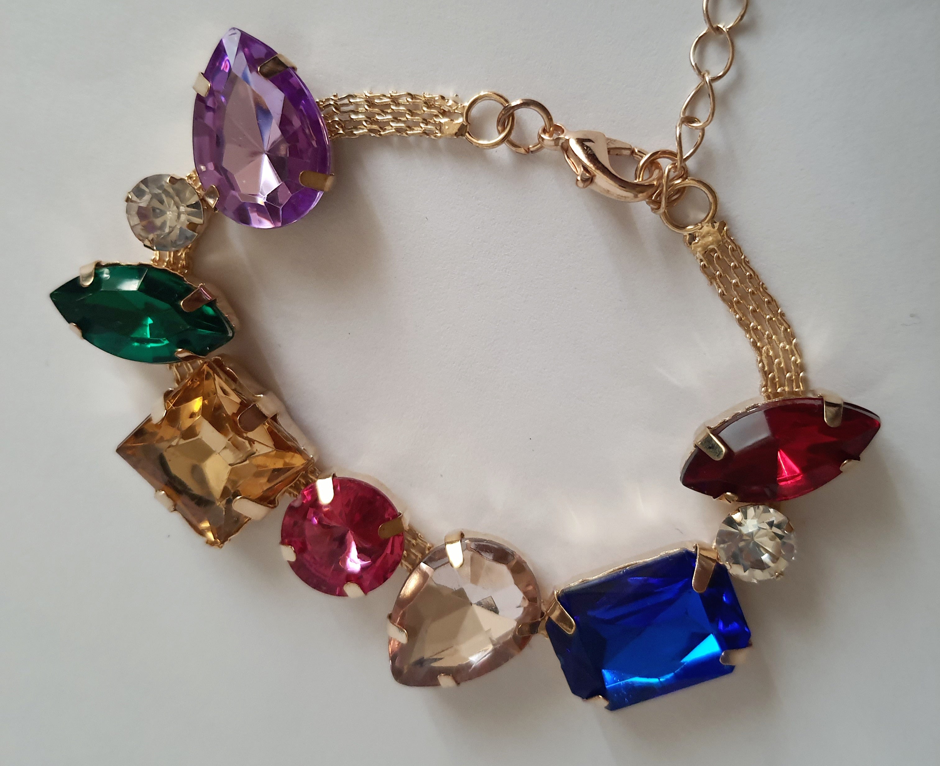 Bransoleta złota 18–23 cm ze stali nierdzewnej, zdobiona dużymi kryształami w wielu kolorach: czerwony, niebieski, zielony, różowy, bursztynowy i fioletowy, Rouge Bizu.