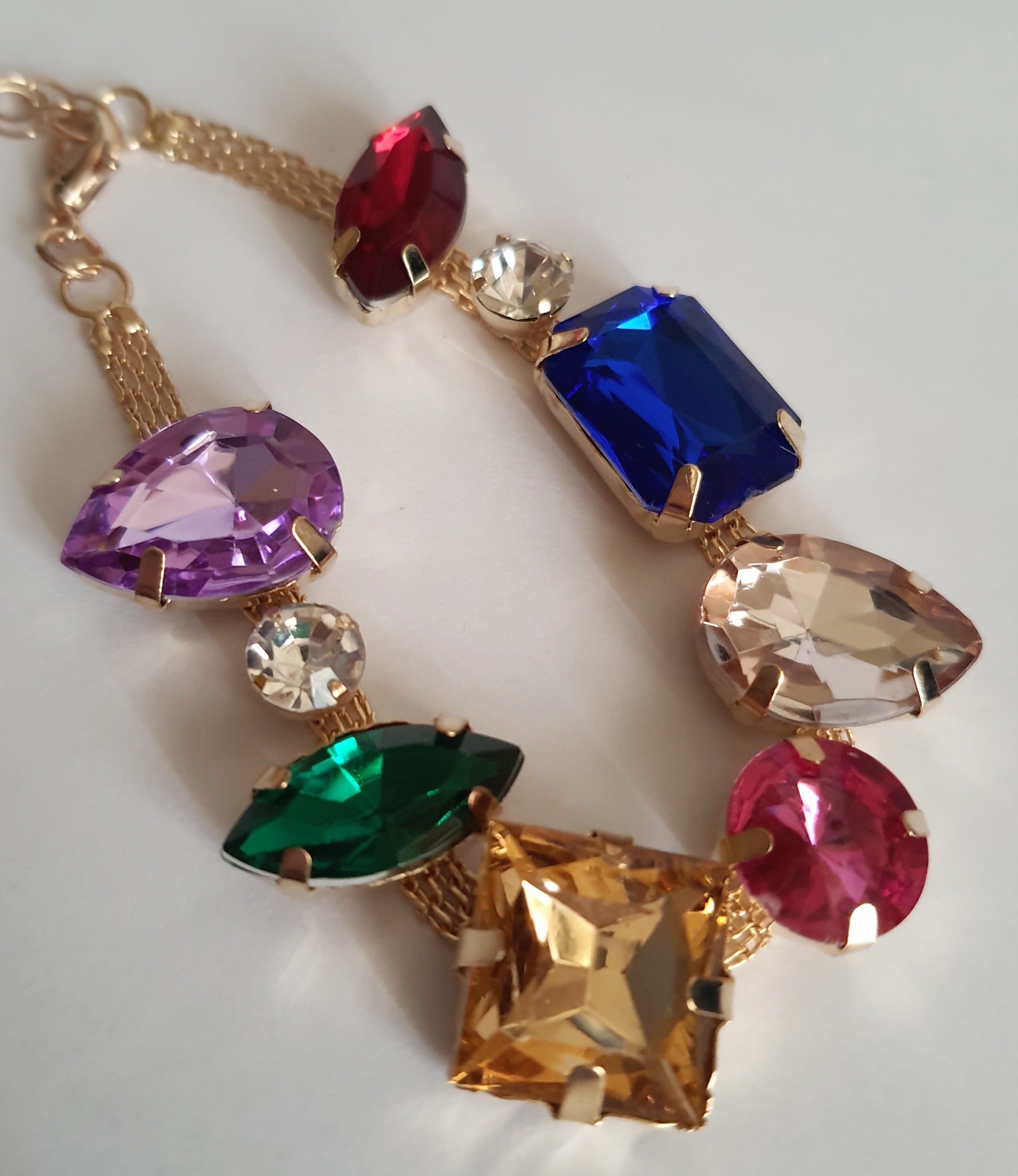 Bransoleta złota 18–23 cm ze stali nierdzewnej, zdobiona dużymi kryształami w wielu kolorach: czerwony, niebieski, zielony, różowy, bursztynowy i fioletowy, Rouge Bizu.