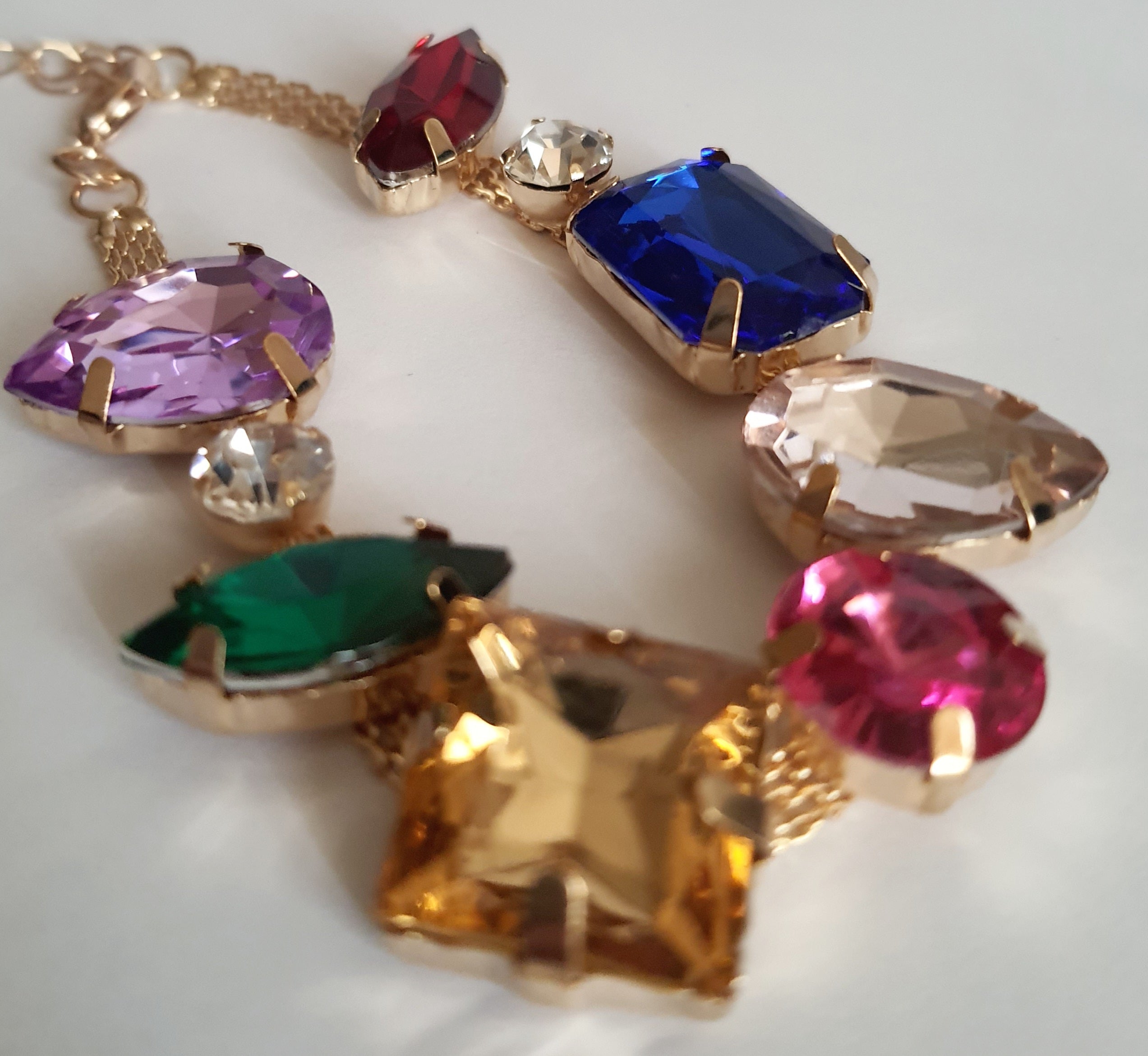 Bransoleta złota 18–23 cm ze stali nierdzewnej, zdobiona dużymi kryształami w wielu kolorach: czerwony, niebieski, zielony, różowy, bursztynowy i fioletowy, Rouge Bizu.