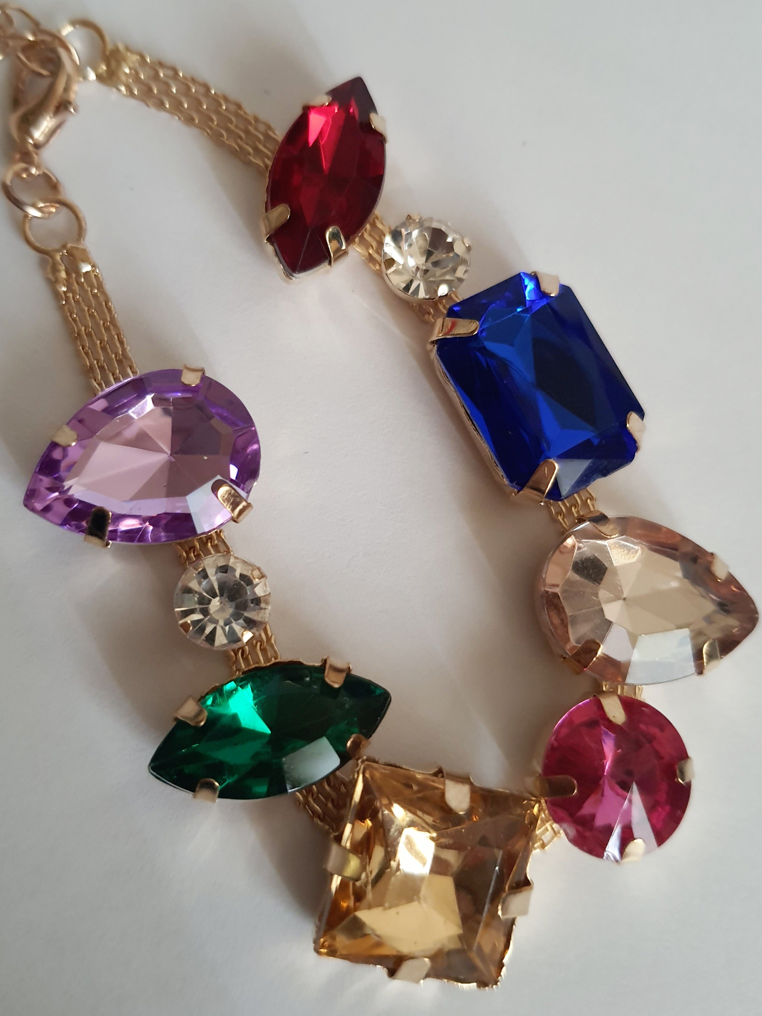 Bransoleta złota 18–23 cm ze stali nierdzewnej, zdobiona dużymi kryształami w wielu kolorach: czerwony, niebieski, zielony, różowy, bursztynowy i fioletowy, Rouge Bizu.