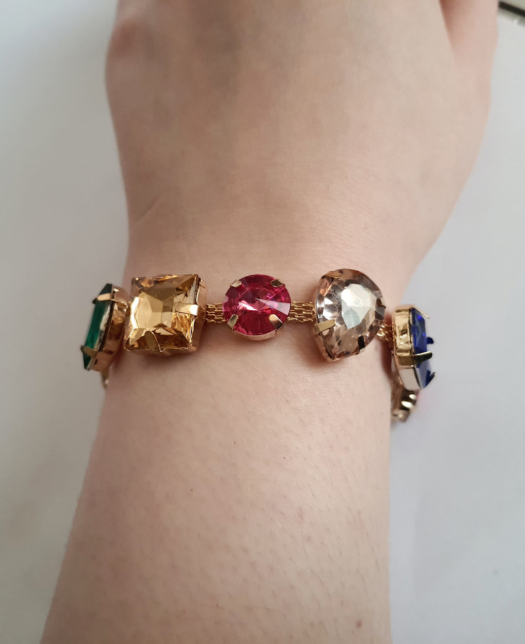 Bransoleta złota 18–23 cm ze stali nierdzewnej, zdobiona dużymi kryształami w wielu kolorach: czerwony, niebieski, zielony, różowy, bursztynowy i fioletowy, Rouge Bizu.