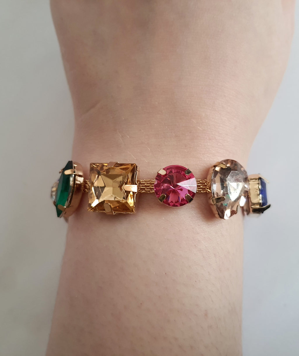 Bransoleta złota 18–23 cm ze stali nierdzewnej, zdobiona dużymi kryształami w wielu kolorach: czerwony, niebieski, zielony, różowy, bursztynowy i fioletowy, Rouge Bizu.