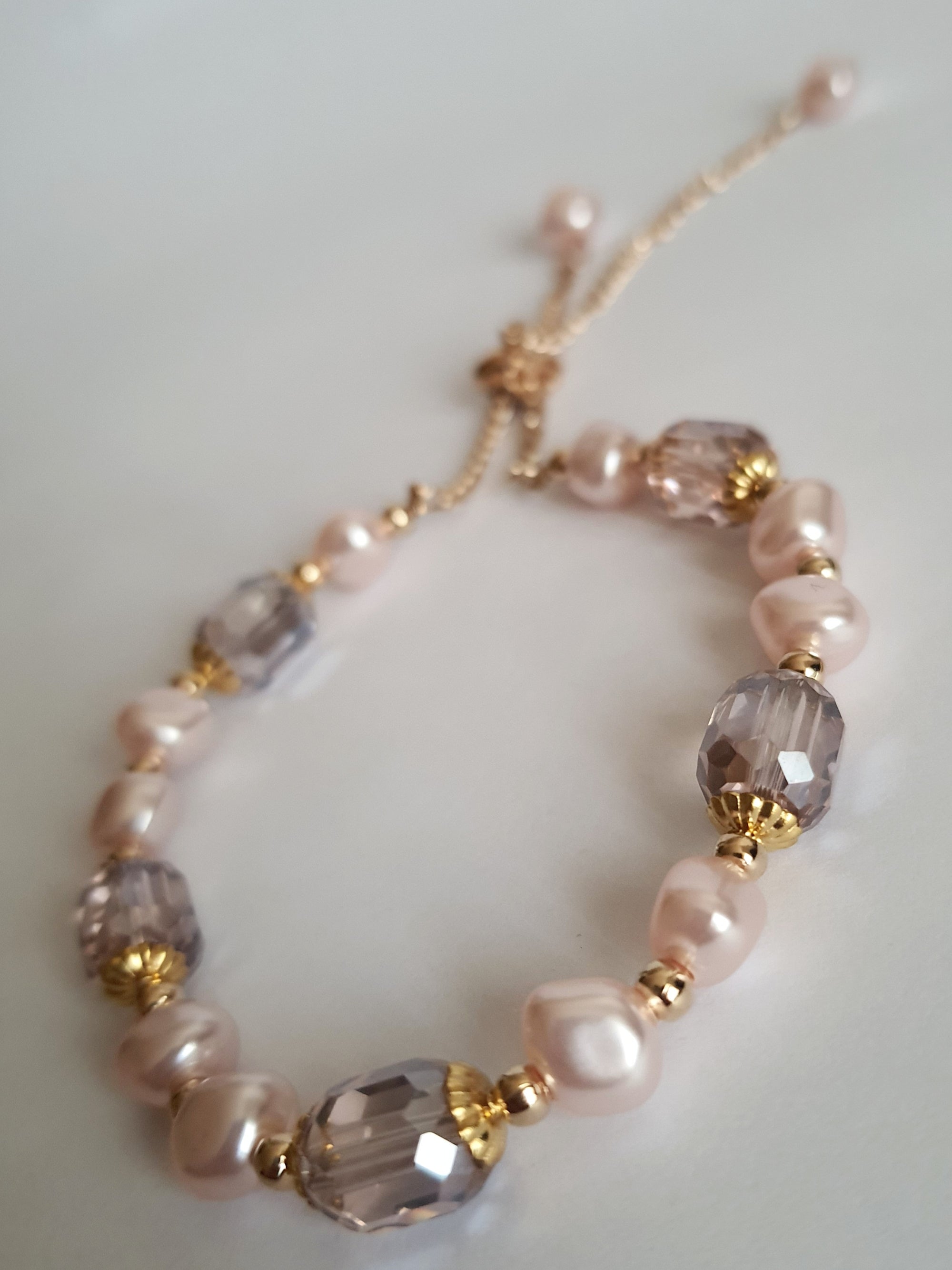 Eteryczna Bransoletka z pereł syntetycznych i transparentnych kryształów w złotych detalach, regulowana długość 15–30 cm, subtelna i elegancka, Rouge Bizu. stal nierdzewna stal chirurgiczna, wodoodporne, hipoalergiczna