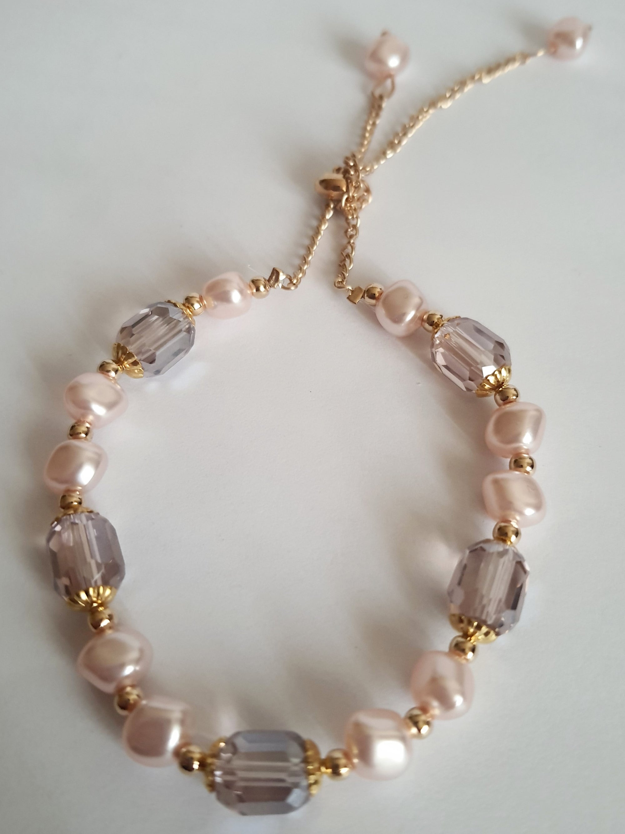 Eteryczna Bransoletka z pereł syntetycznych i transparentnych kryształów w złotych detalach, regulowana długość 15–30 cm, subtelna i elegancka, Rouge Bizu. stal nierdzewna stal chirurgiczna, wodoodporne, hipoalergiczna
