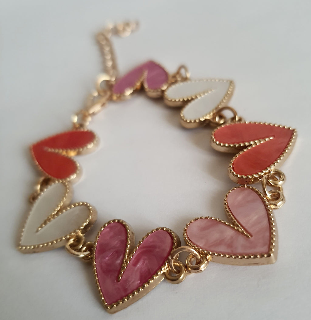 Bransoletka złota 17–22 cm ze stali nierdzewnej, zdobiona kolorowymi sercami w odcieniach różu, bieli i koralu, romantyczna i kobieca, Rouge Bizu. Stal nierdzewna, stal chirurgiczna, hipoalergiczna, nierdzewna, wodoodporna, jakość premium