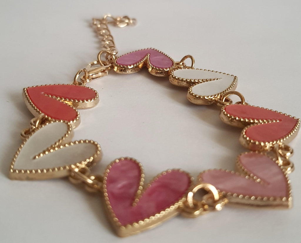 Bransoletka złota 17–22 cm ze stali nierdzewnej, zdobiona kolorowymi sercami w odcieniach różu, bieli i koralu, romantyczna i kobieca, Rouge Bizu. Stal nierdzewna, stal chirurgiczna, hipoalergiczna, nierdzewna, wodoodporna, jakość premium